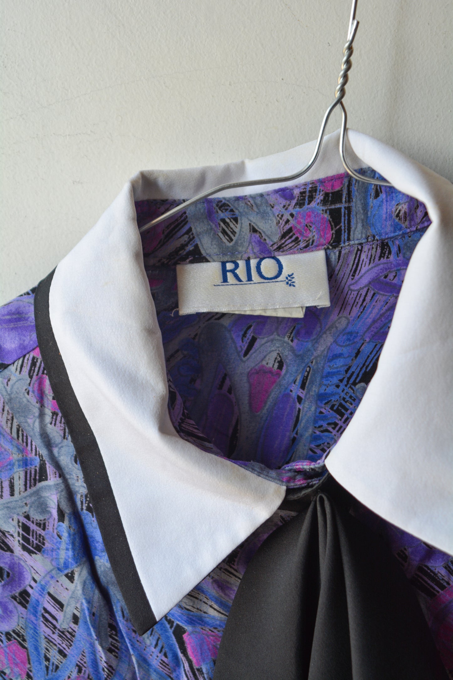 Rio — Blusa Fantasia Viola Anni '80 con Fiocco Nero