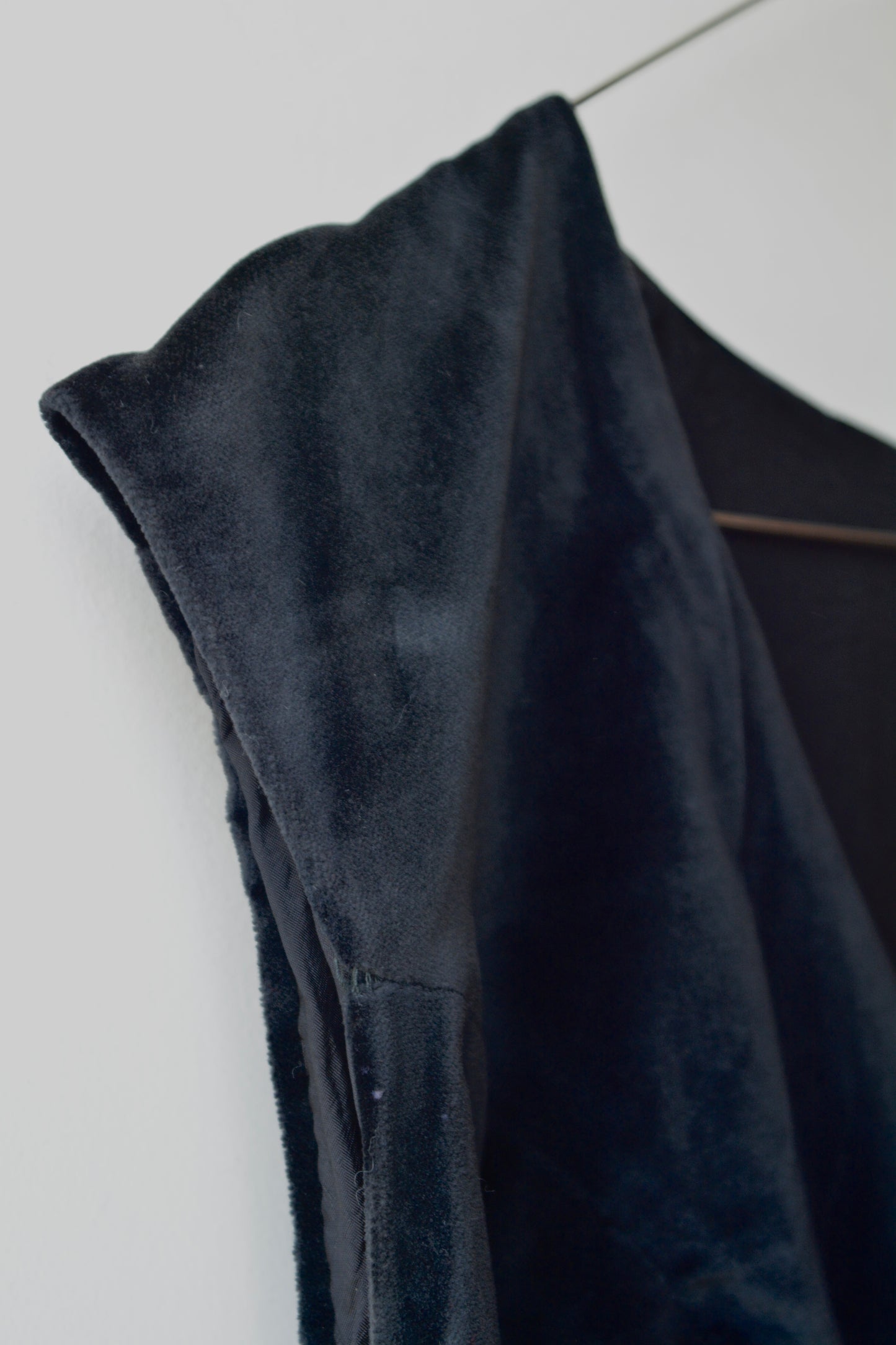 Gilet Nero Vintage Bottoni Madreperla — Scollo V