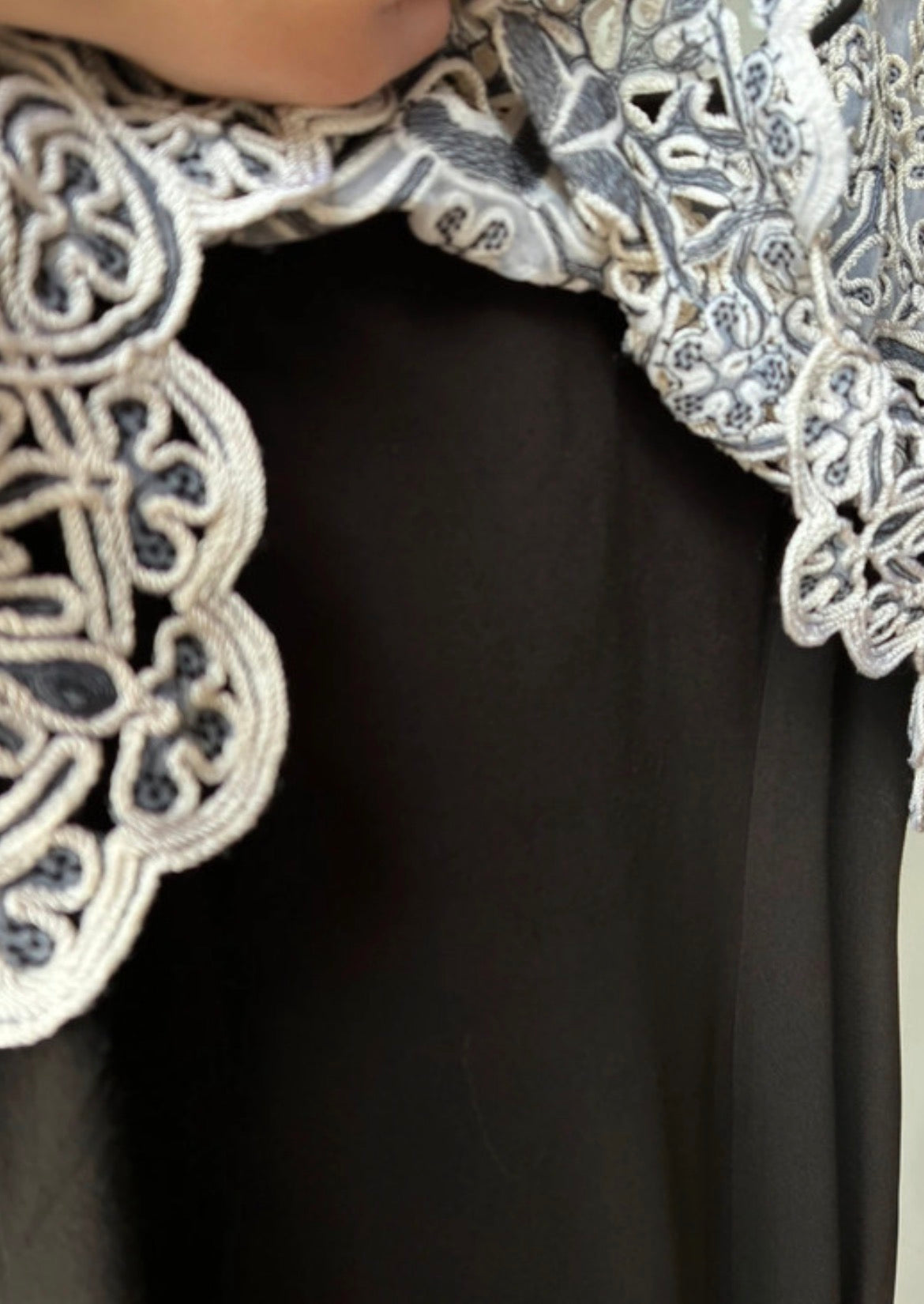 Abito Vintage Midi Nero con Pizzo Macramé Bianco