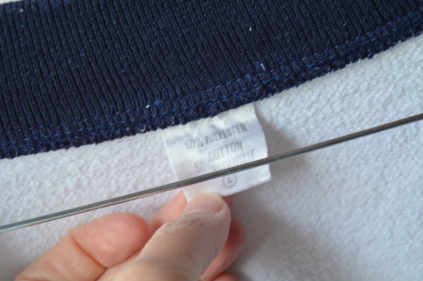 Cardigan Vintage Bianco con Profili Navy