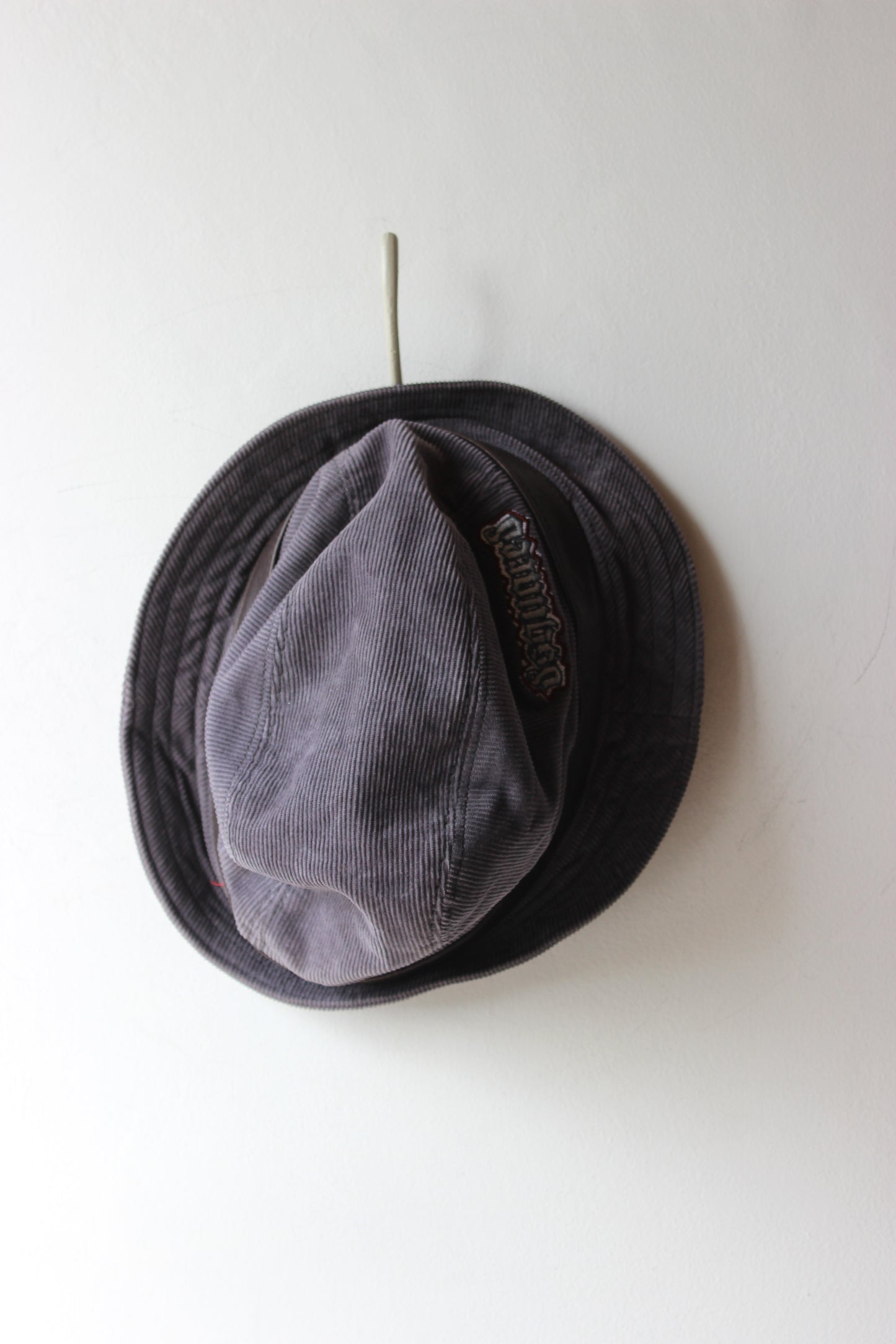 Bucket Hat Vintage Dsquared2 – Velluto a Coste Grigio Logo Gotico Taglia M