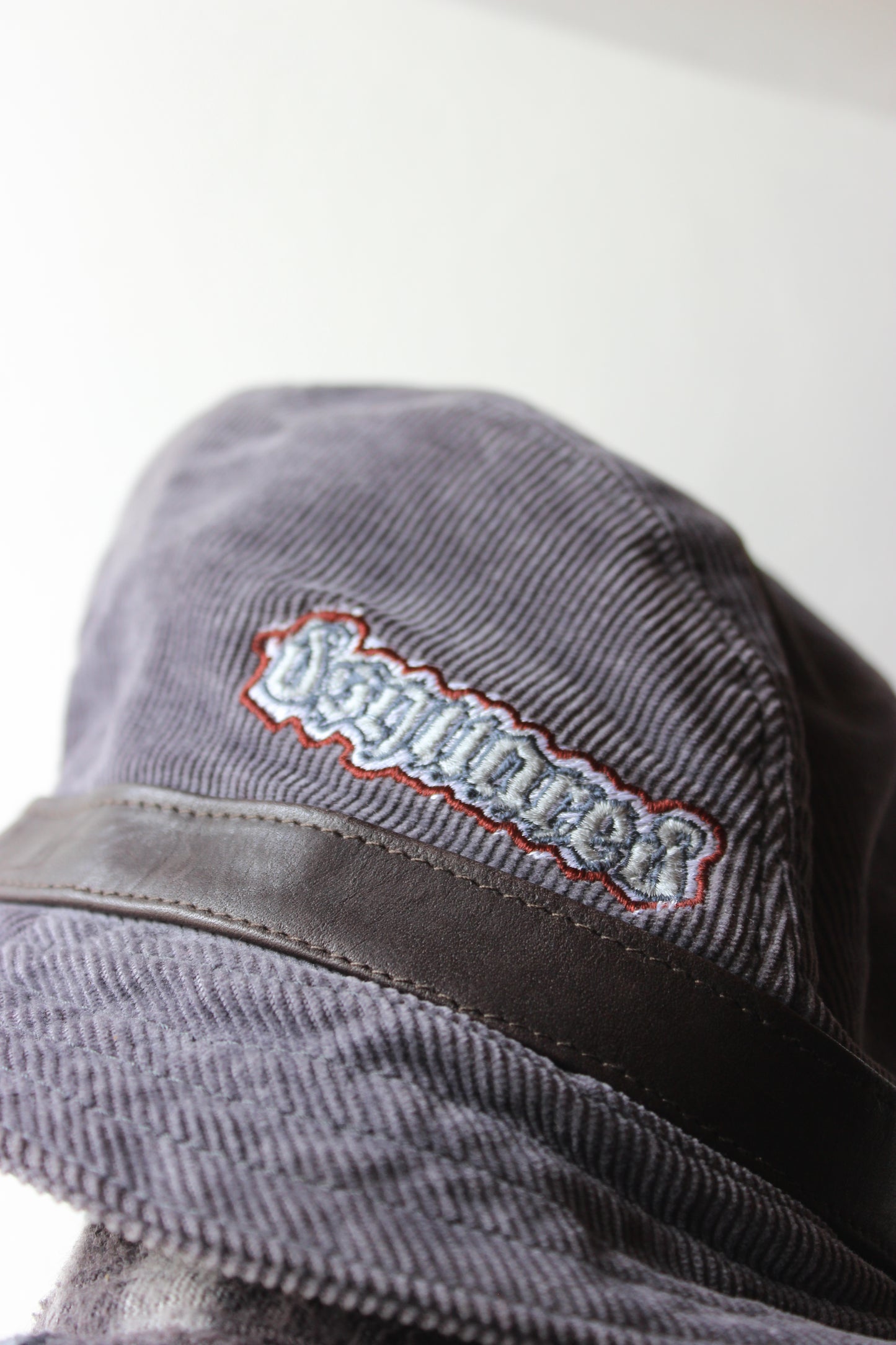Bucket Hat Vintage Dsquared2 – Velluto a Coste Grigio Logo Gotico Taglia M