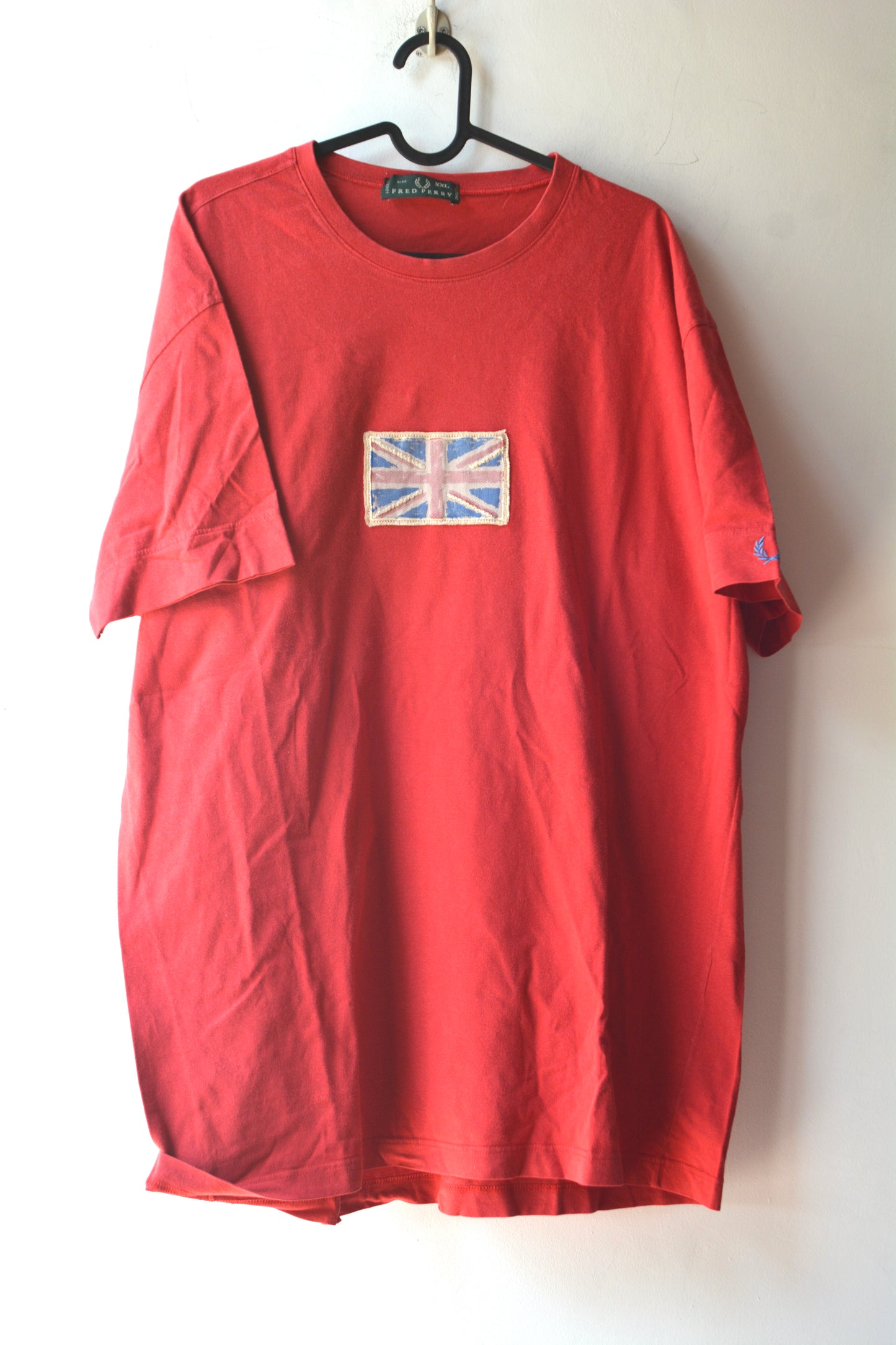 T-Shirt Fred Perry Rossa con Patch Union Jack – Taglia XXL