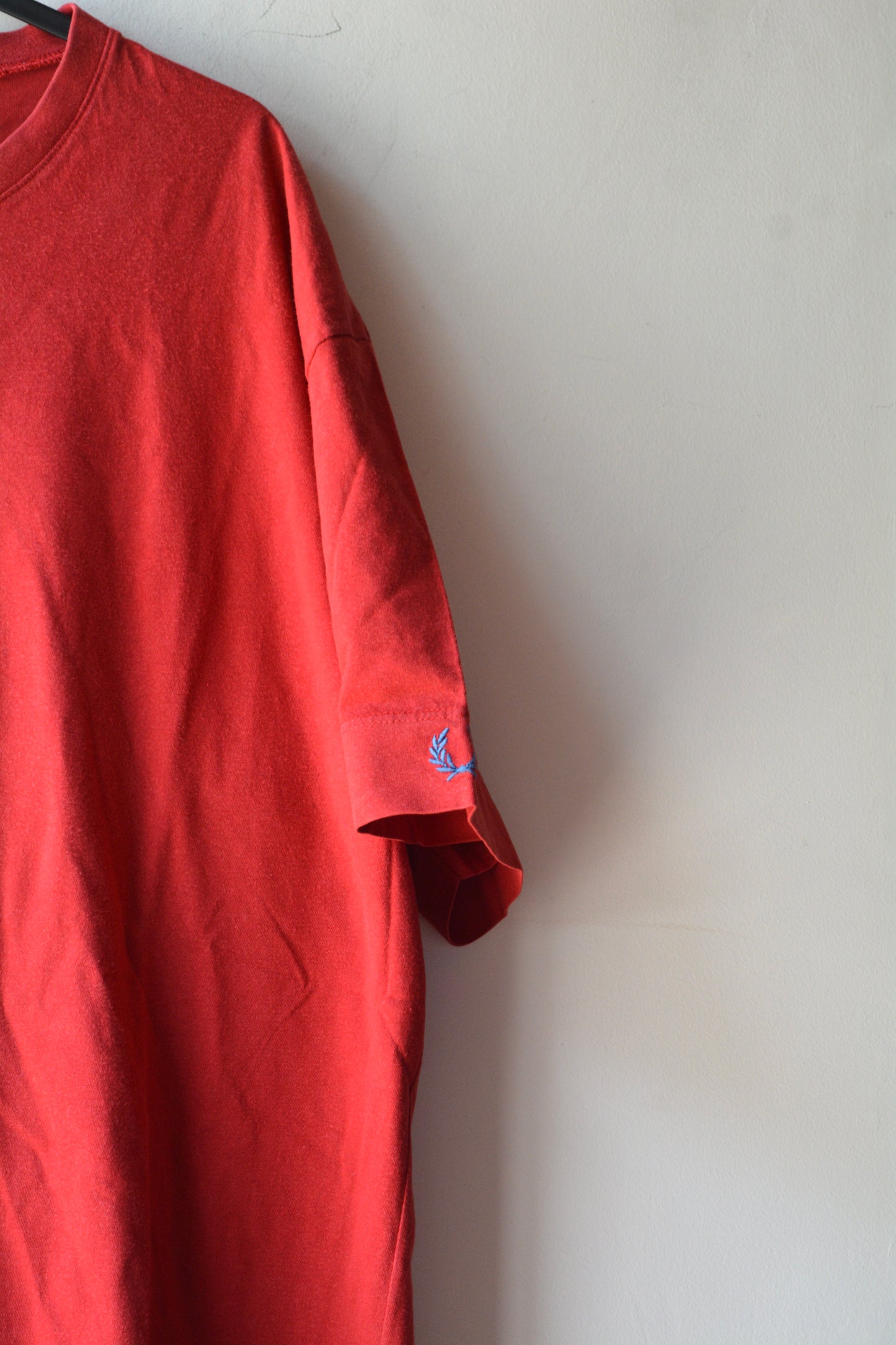 T-Shirt Fred Perry Rossa con Patch Union Jack – Taglia XXL