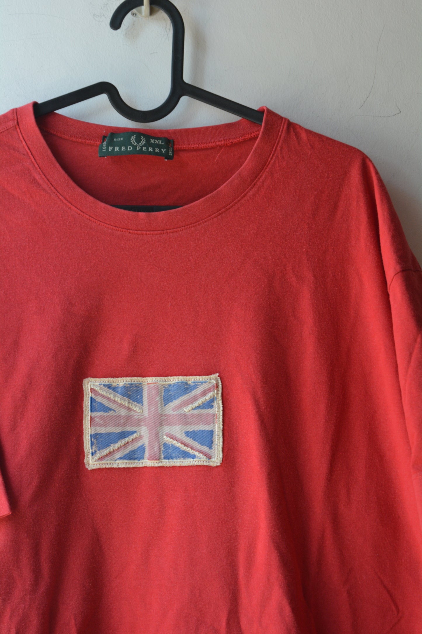 T-Shirt Fred Perry Rossa con Patch Union Jack – Taglia XXL