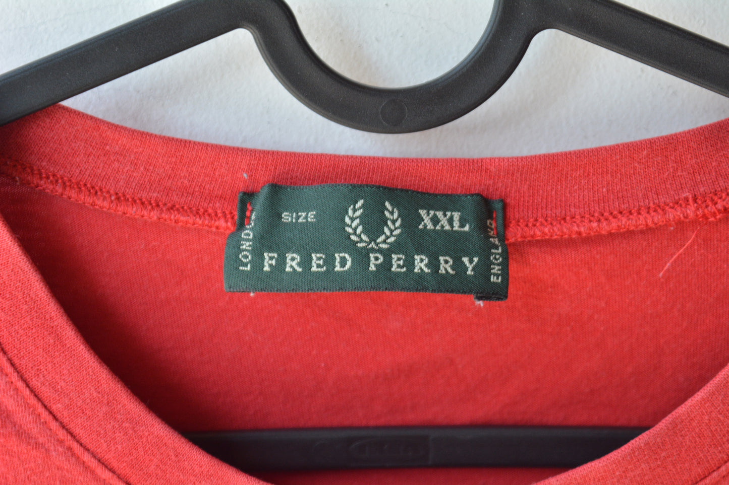 T-Shirt Fred Perry Rossa con Patch Union Jack – Taglia XXL