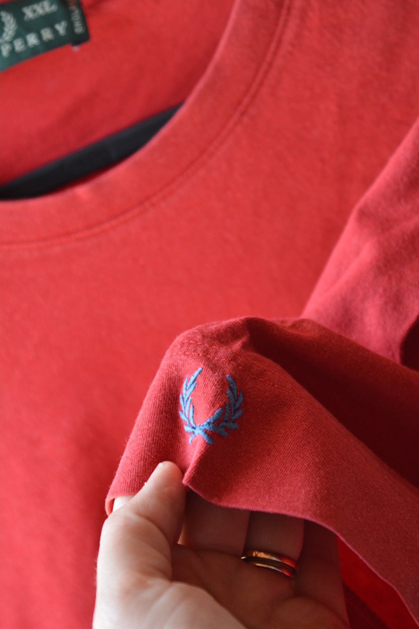 T-Shirt Fred Perry Rossa con Patch Union Jack – Taglia XXL