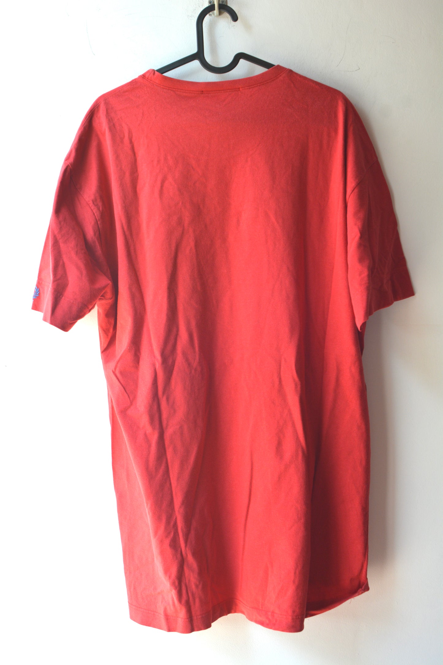 T-Shirt Fred Perry Rossa con Patch Union Jack – Taglia XXL