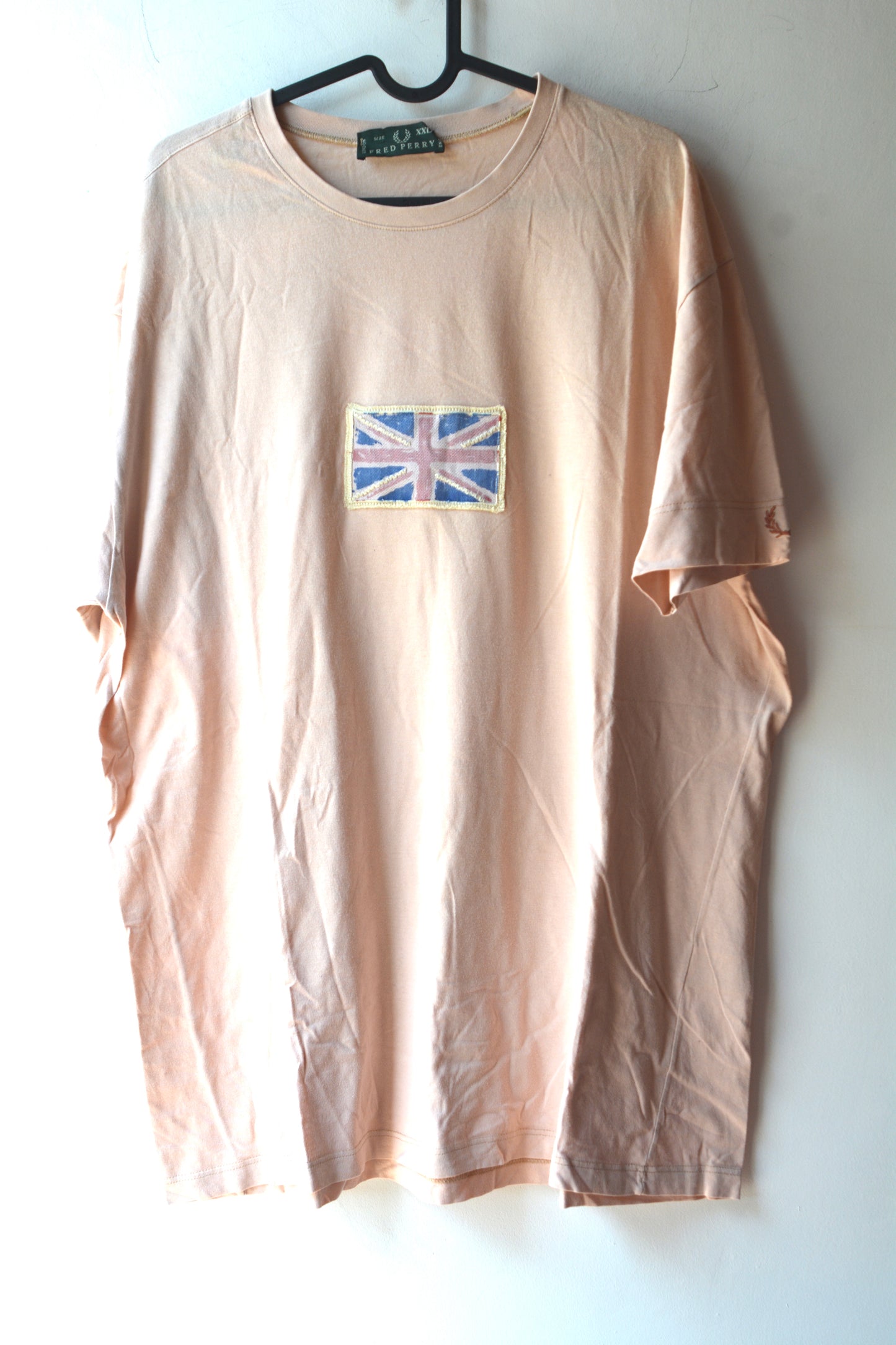T-Shirt Fred Perry Pesca/Salmone con Patch Union Jack – Taglia XXL