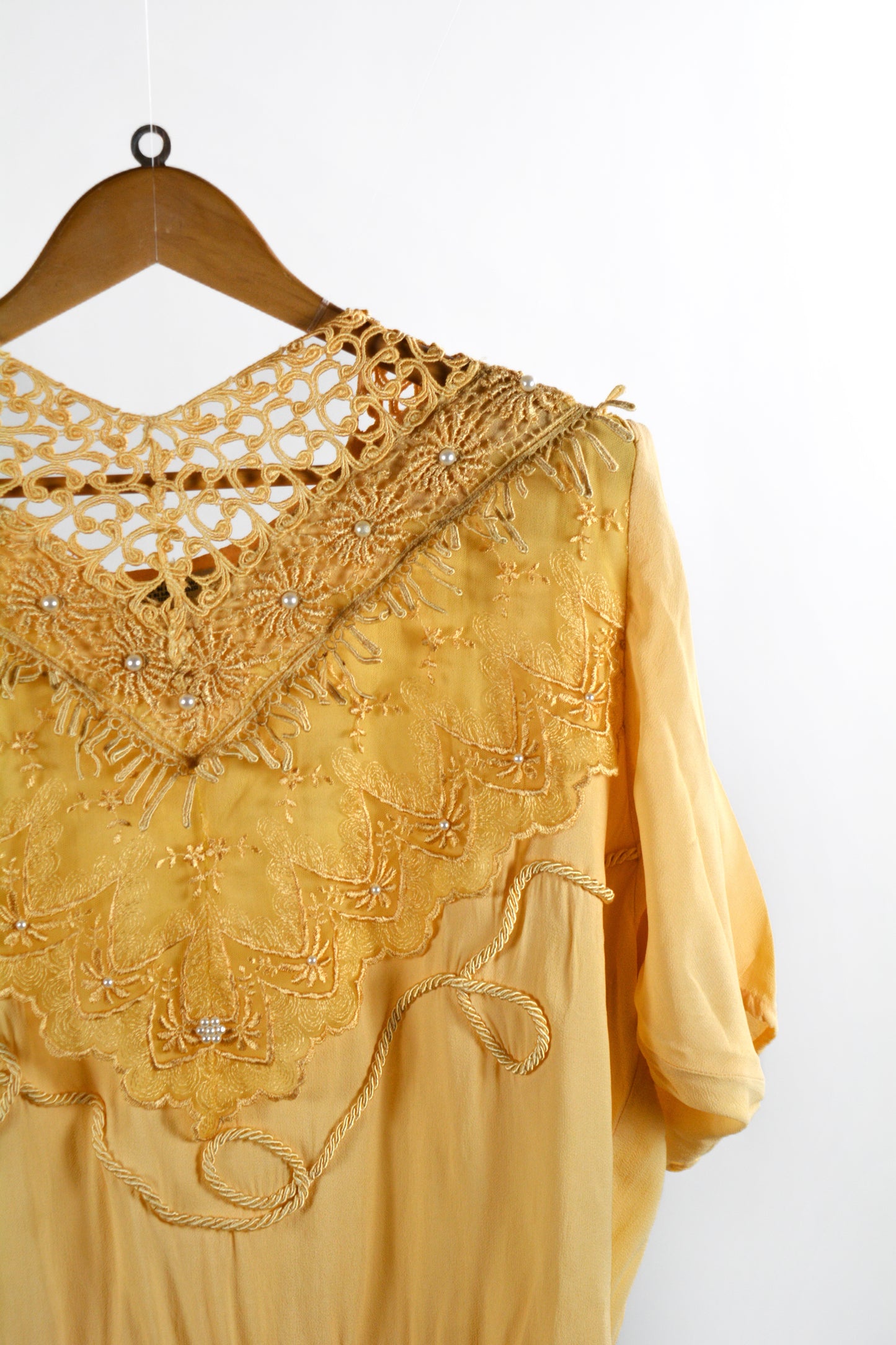 Blusa Vintage Gialla con Ricami e Pizzo