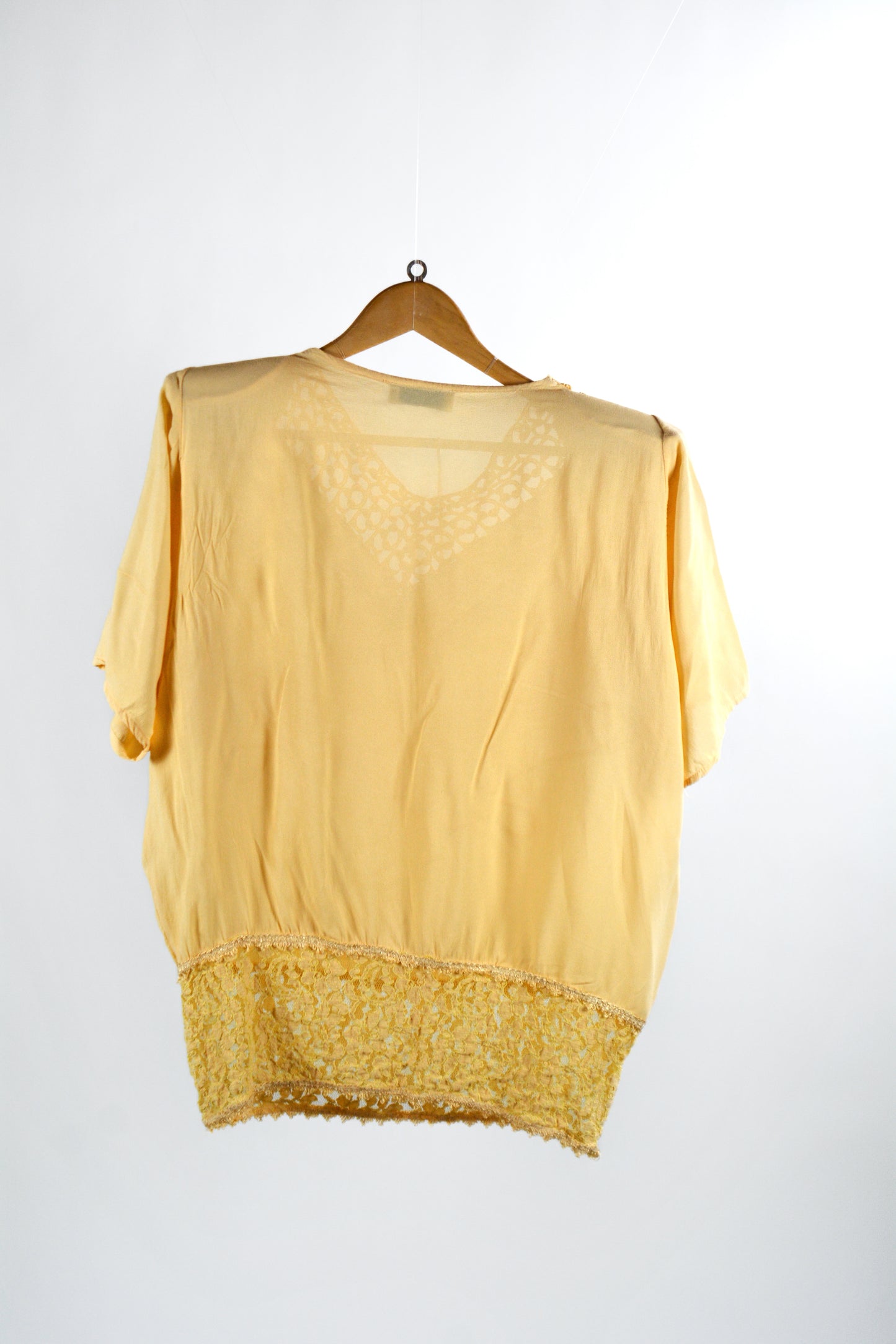 Blusa Vintage Gialla con Ricami e Pizzo