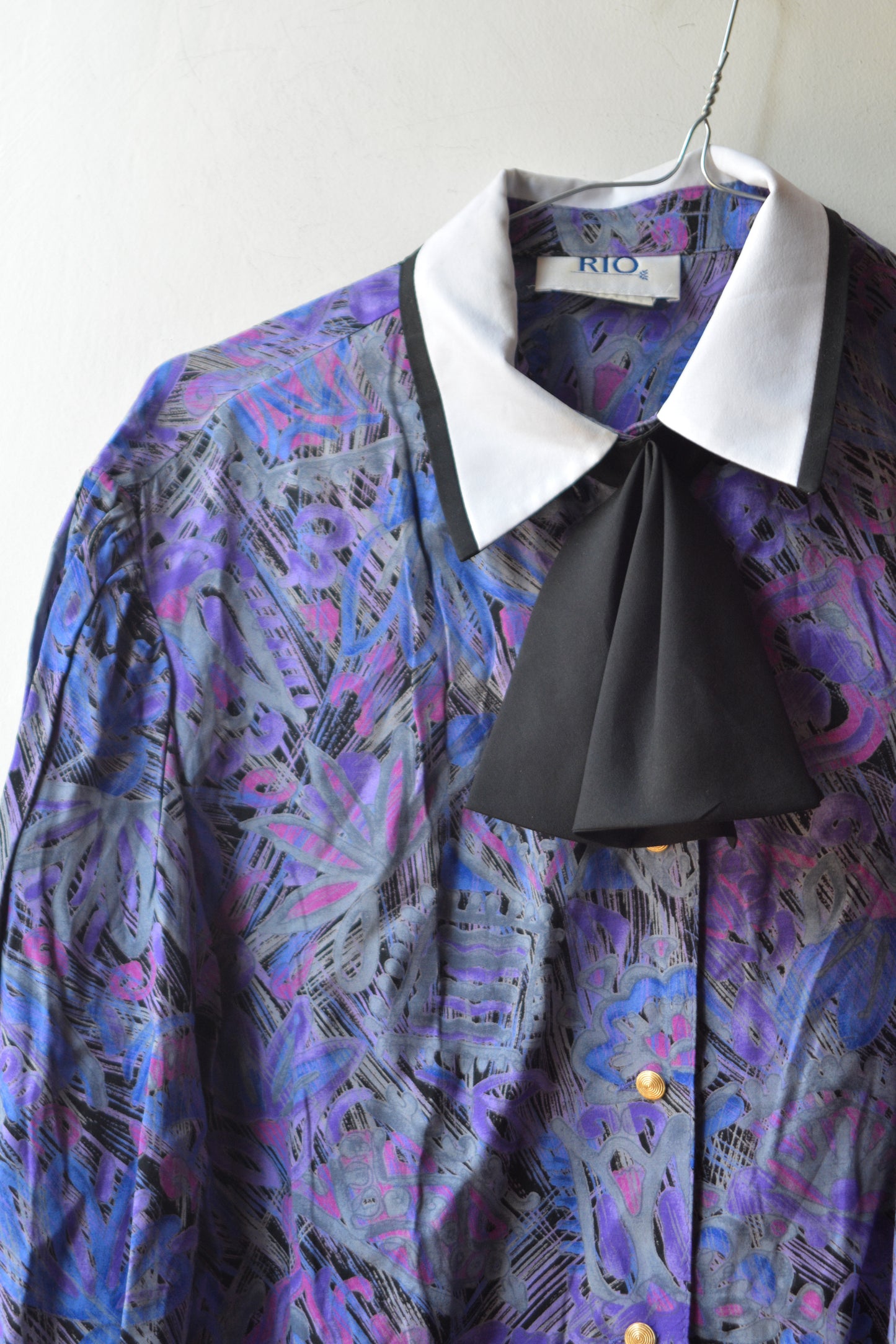 Rio — Blusa Fantasia Viola Anni '80 con Fiocco Nero