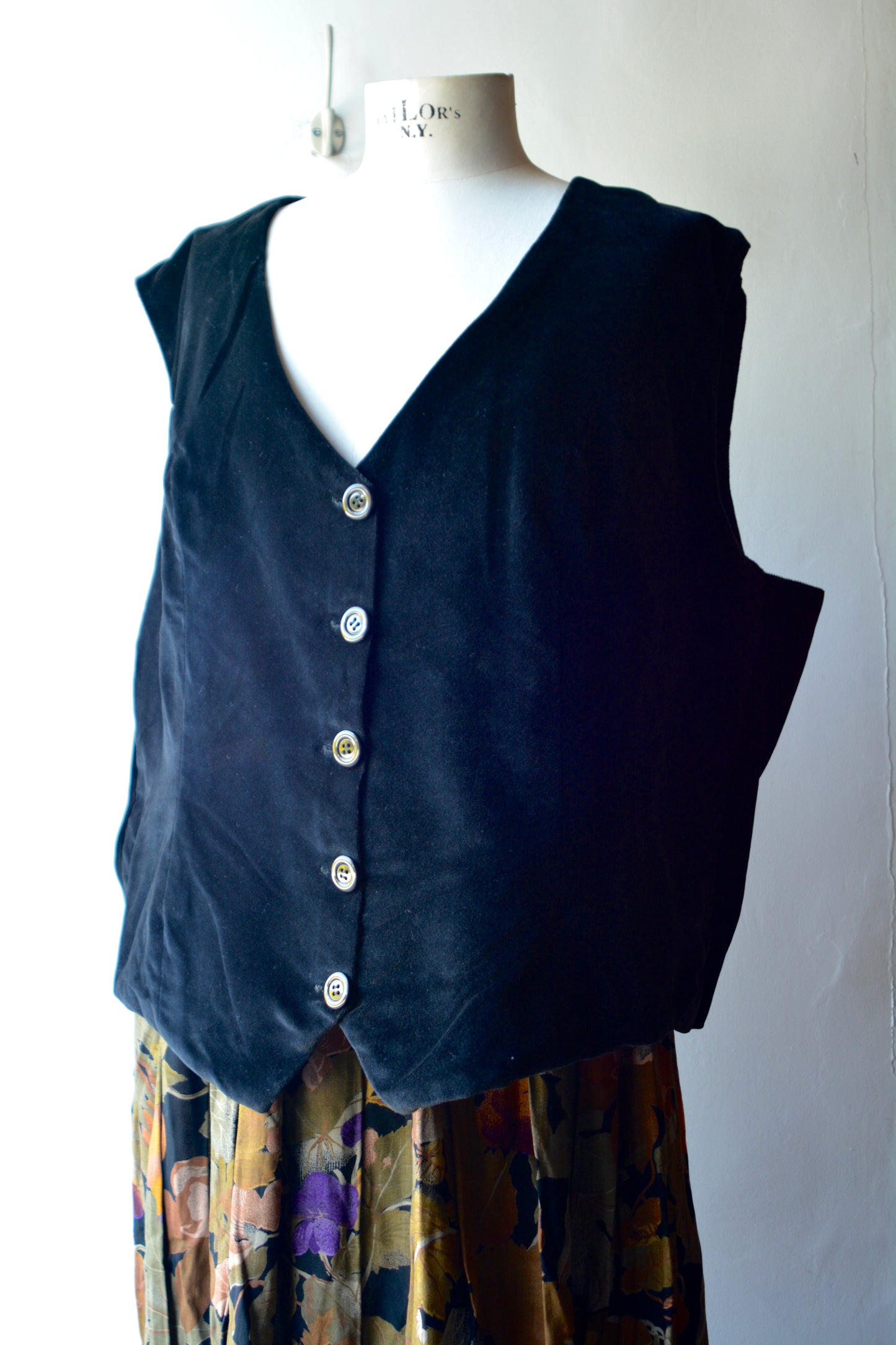Gilet Nero Vintage Bottoni Madreperla — Scollo V