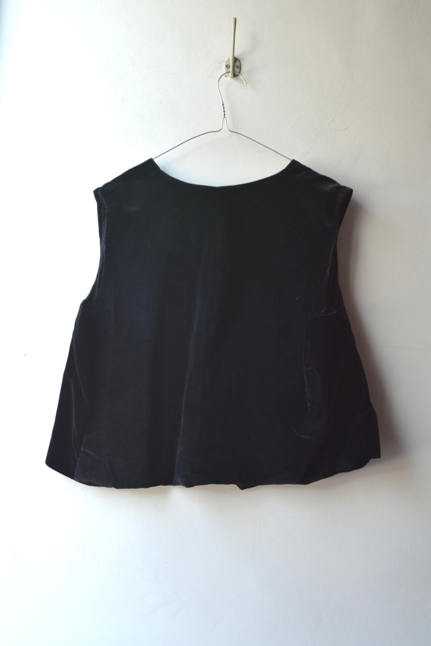 Gilet Nero Vintage Bottoni Madreperla — Scollo V