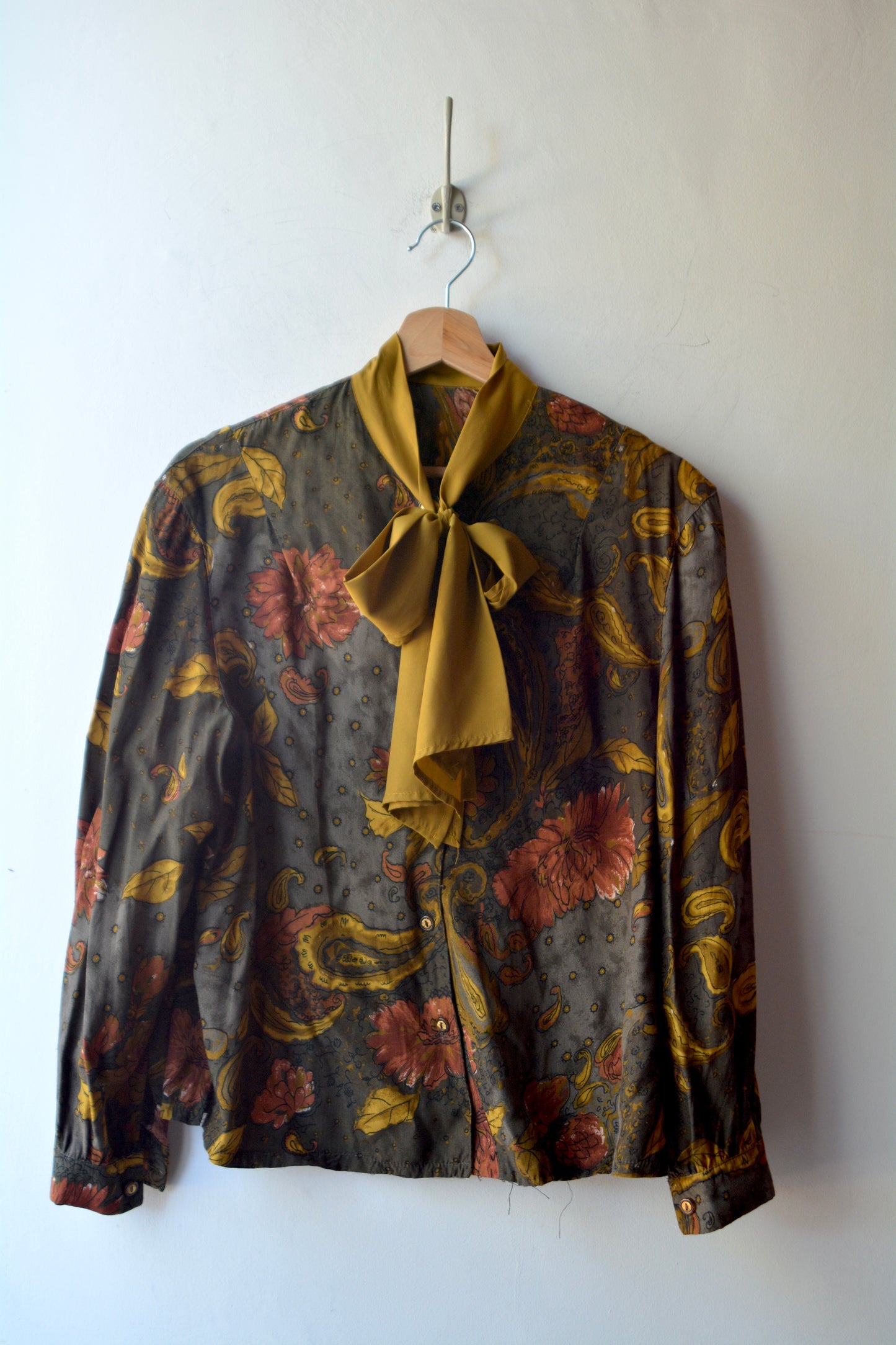 Blusa Sartoriale Paisley Barocco — Fiocco Lavallière Senape Donna Anni ’70