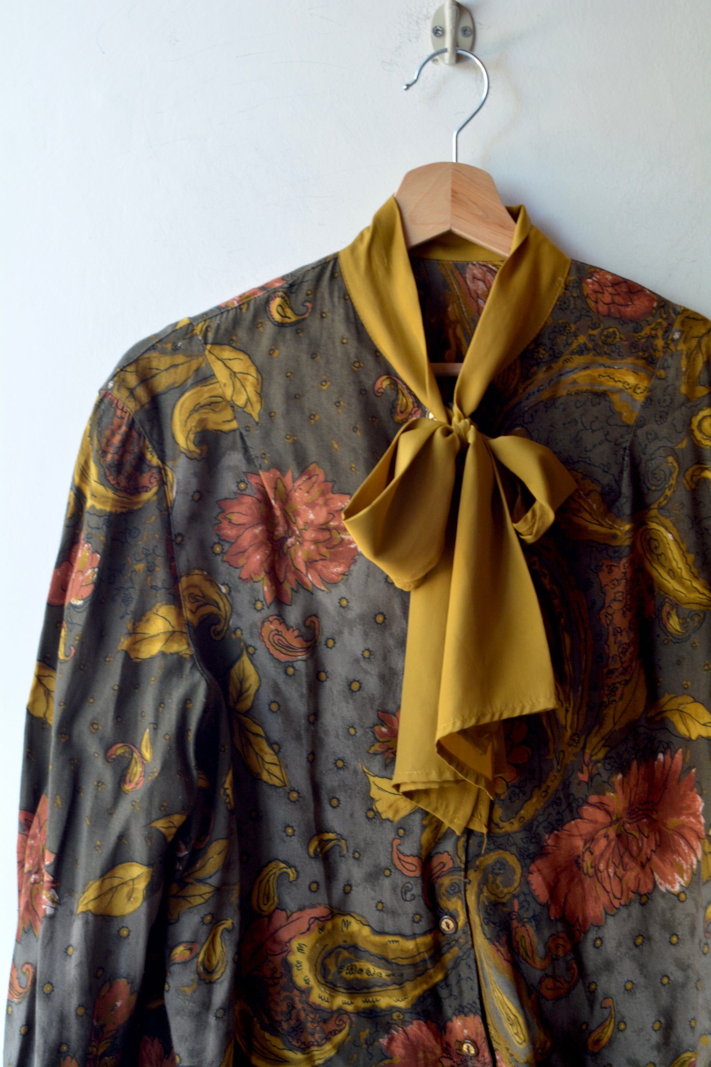 Blusa Sartoriale Paisley Barocco — Fiocco Lavallière Senape Donna Anni ’70