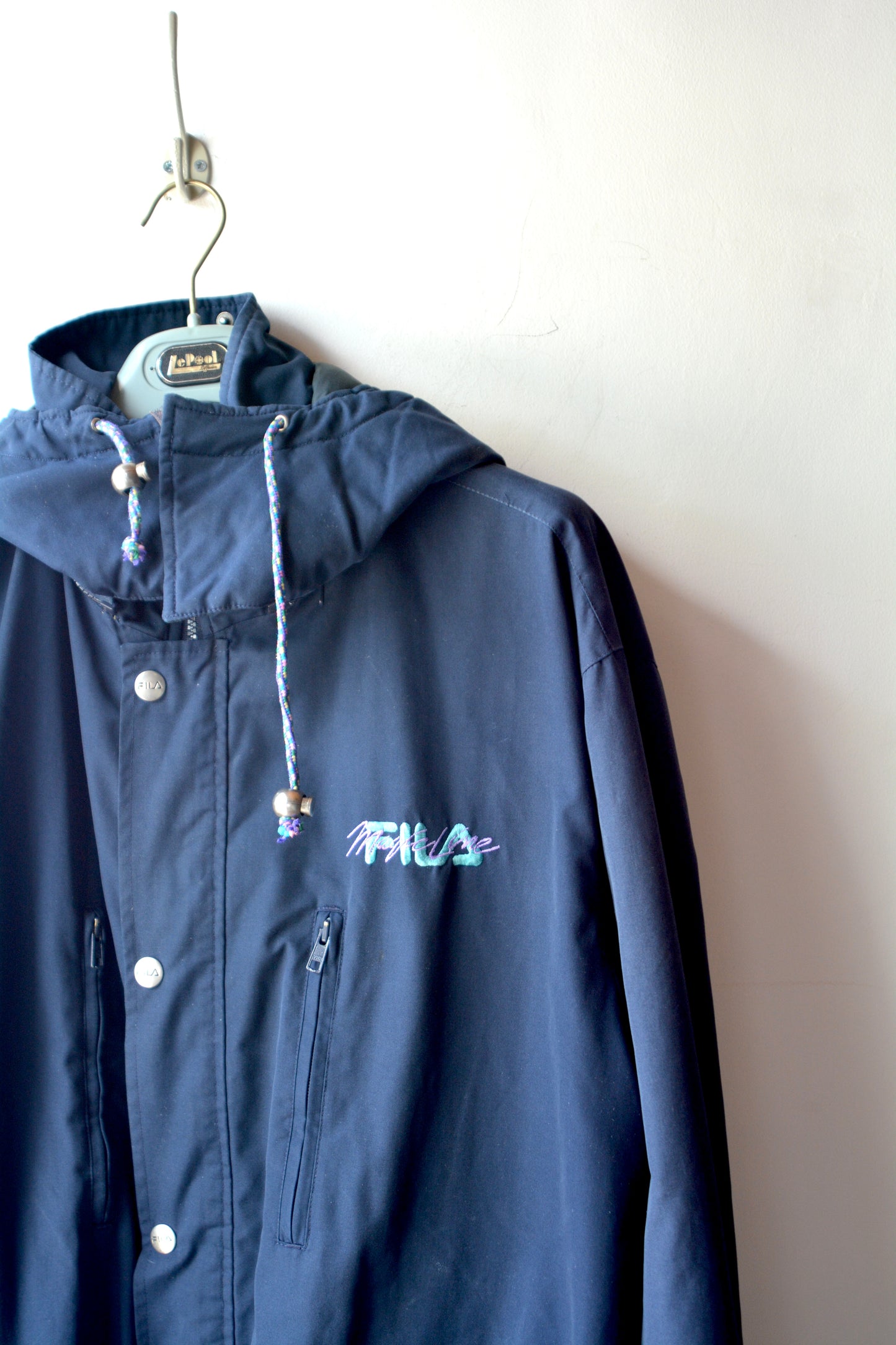 Fila – Giacca a Vento Vintage Anni '90 Blu Navy con Cappuccio
