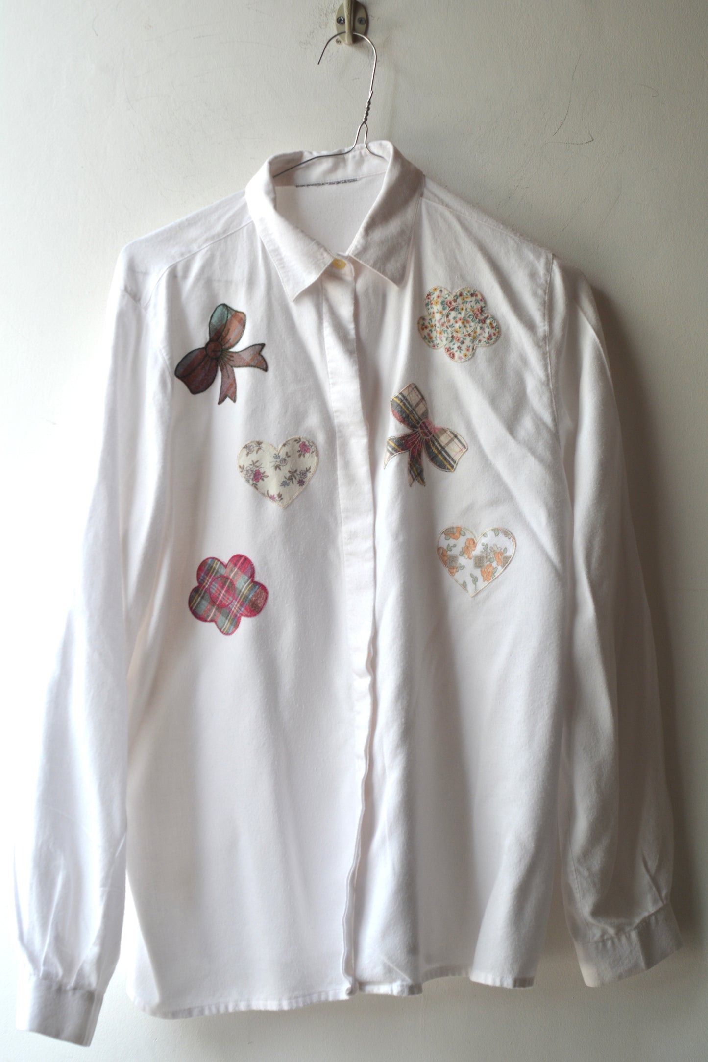 Camicia Bianca Vintage con Applicazioni Patchwork – Fiocchi e Cuori