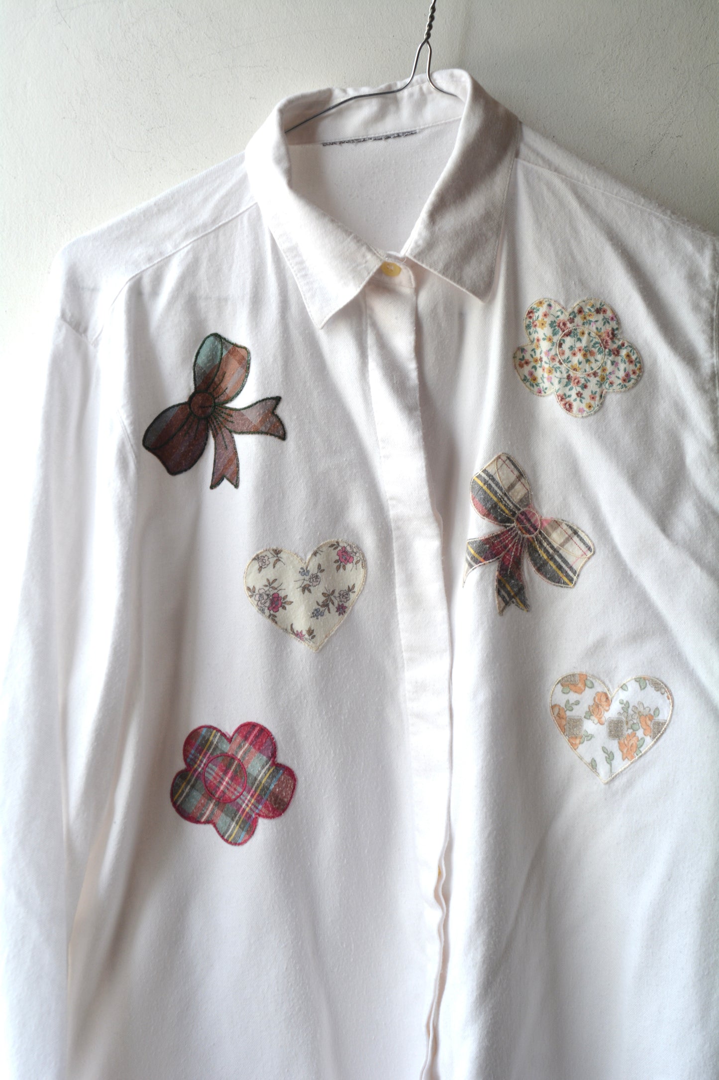 Camicia Bianca Vintage con Applicazioni Patchwork – Fiocchi e Cuori