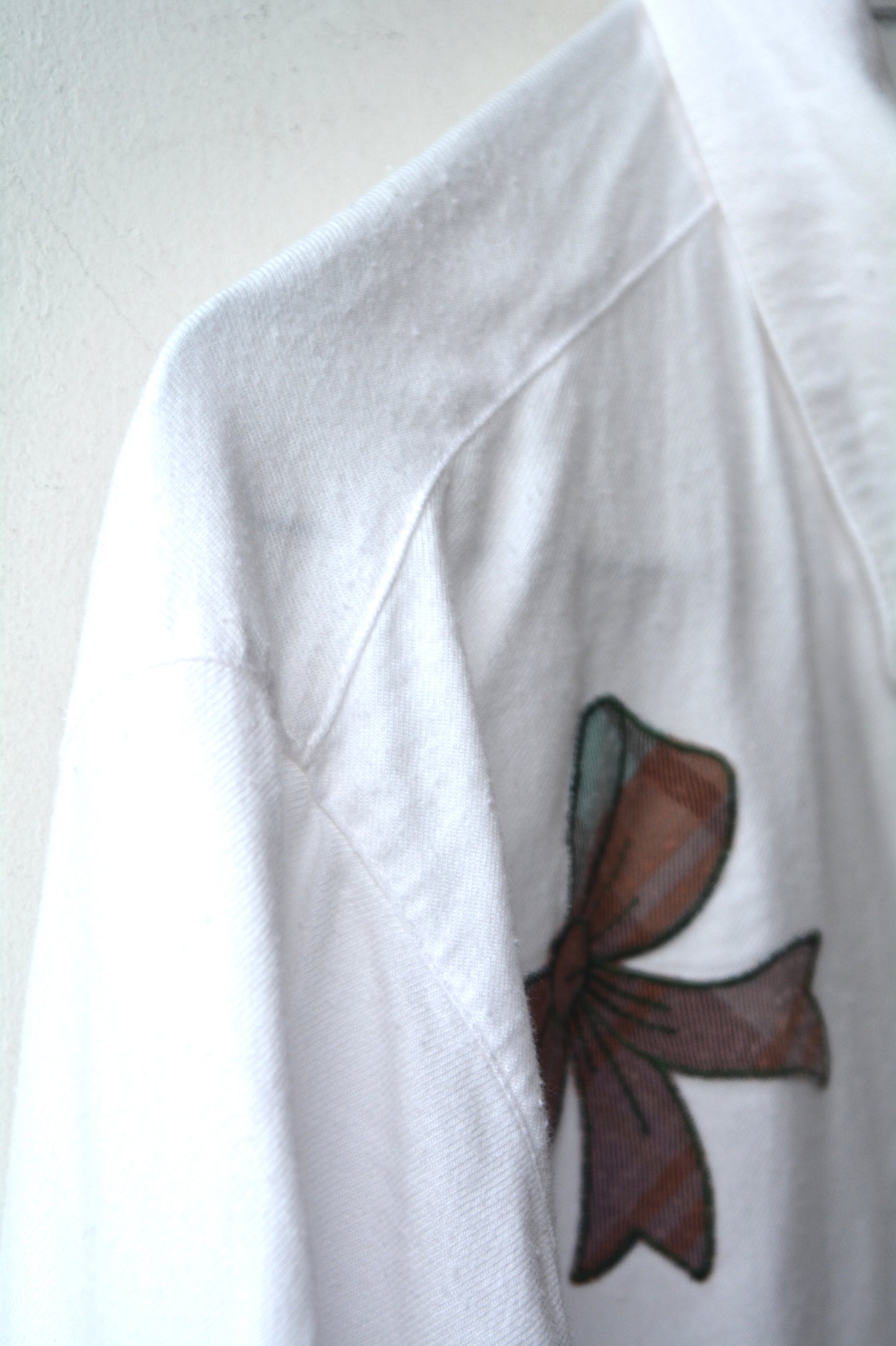 Camicia Bianca Vintage con Applicazioni Patchwork – Fiocchi e Cuori