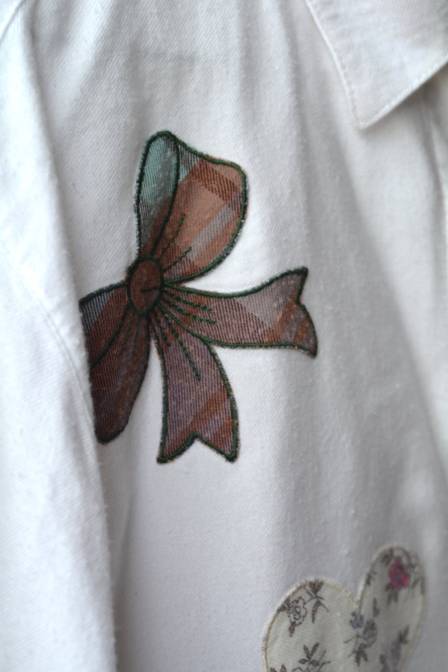 Camicia Bianca Vintage con Applicazioni Patchwork – Fiocchi e Cuori