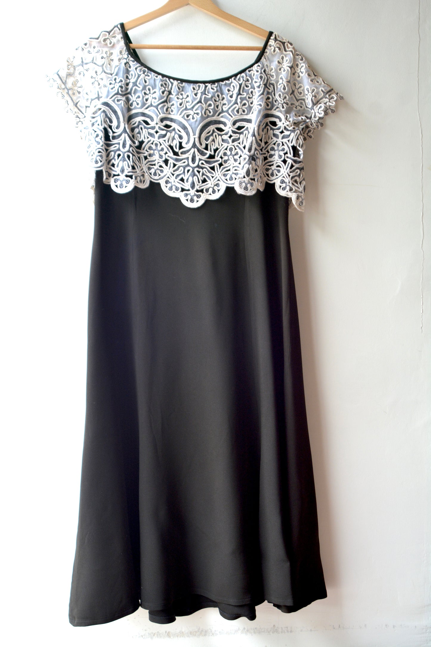 Abito Vintage Midi Nero con Pizzo Macramé Bianco