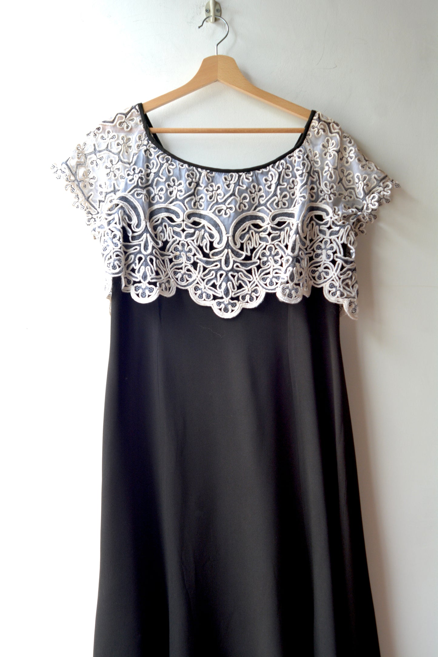 Abito Vintage Midi Nero con Pizzo Macramé Bianco