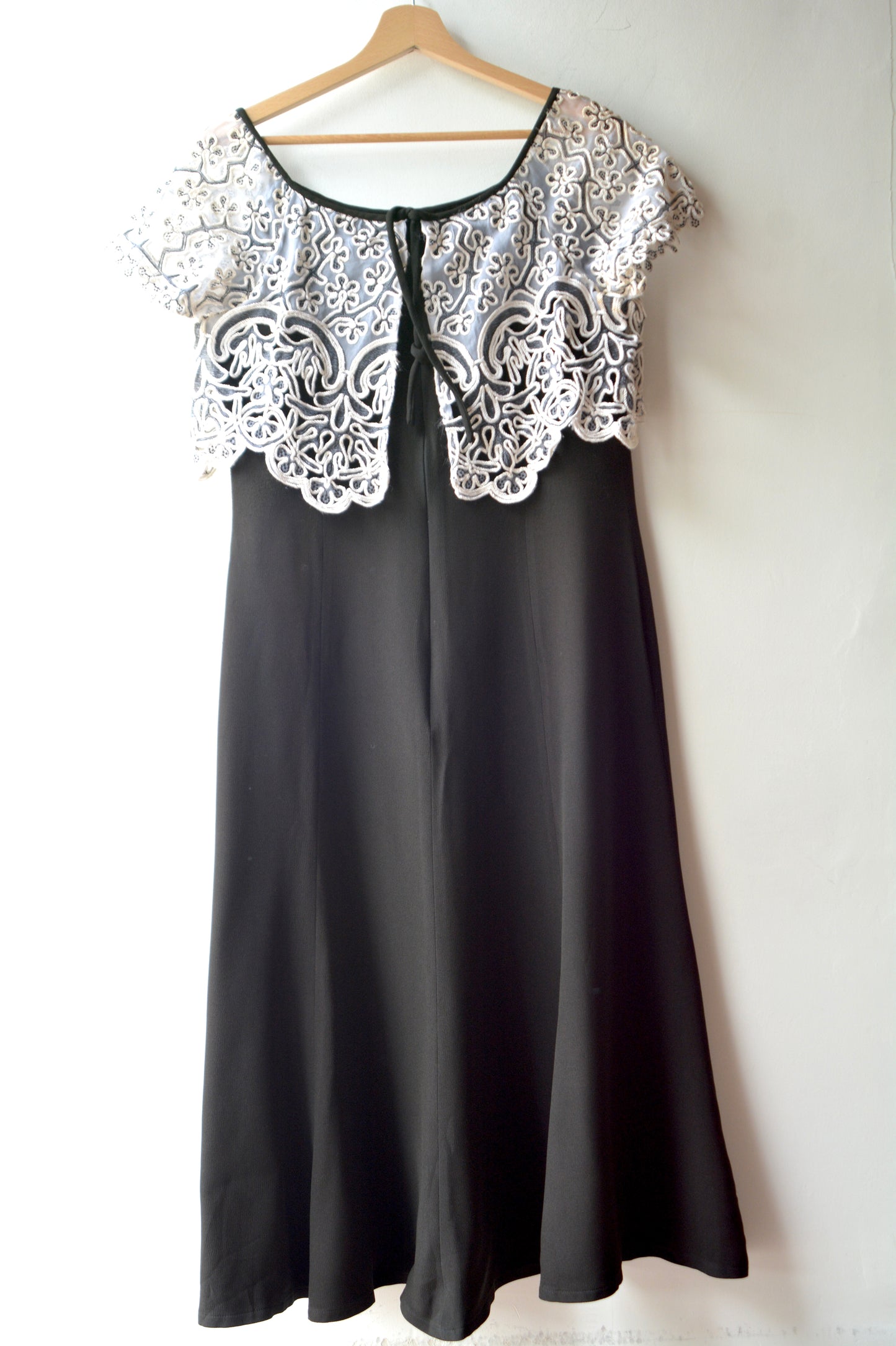 Abito Vintage Midi Nero con Pizzo Macramé Bianco