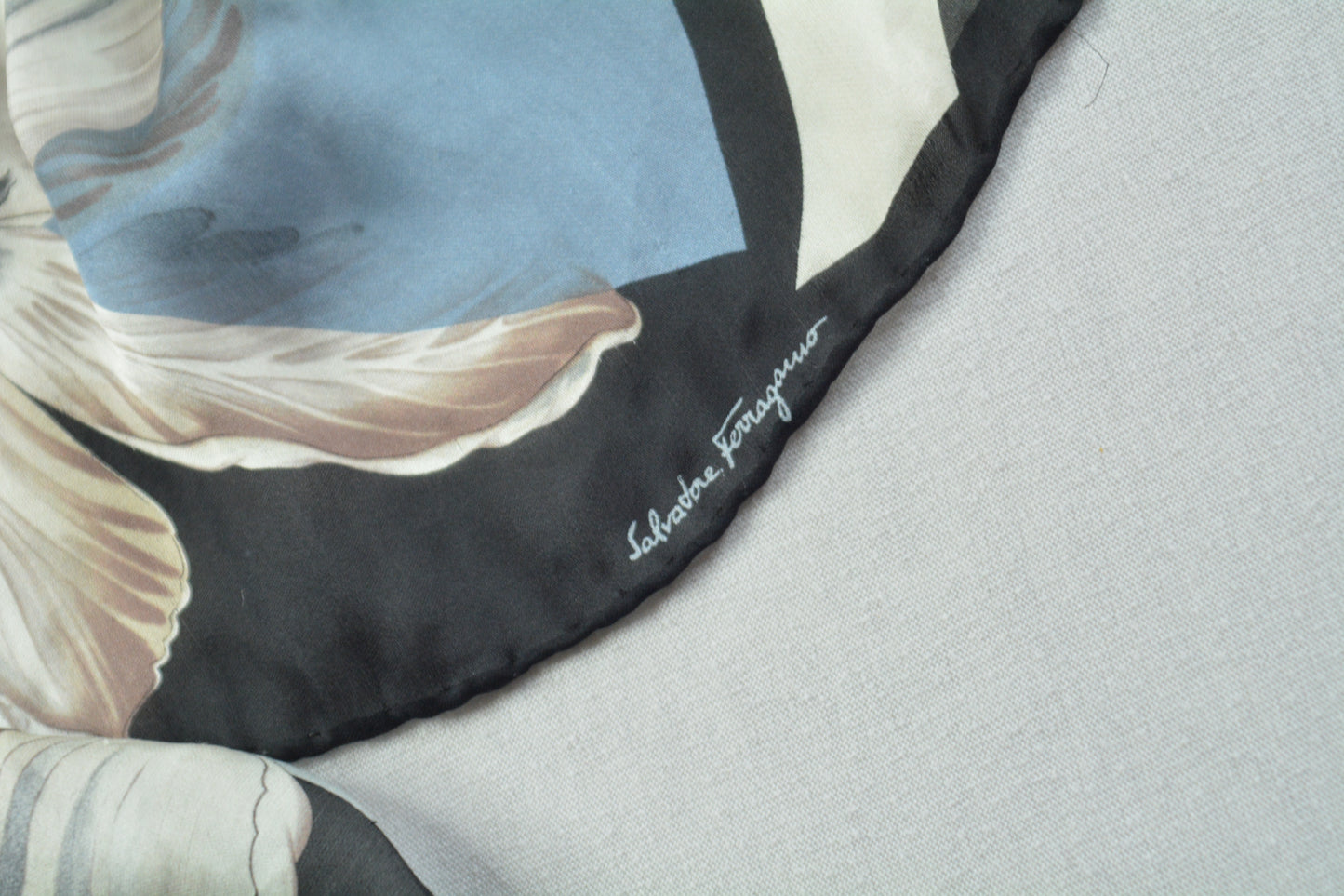 Salvatore Ferragamo – Foulard in Seta Vintage Stampa Floreale Botanica