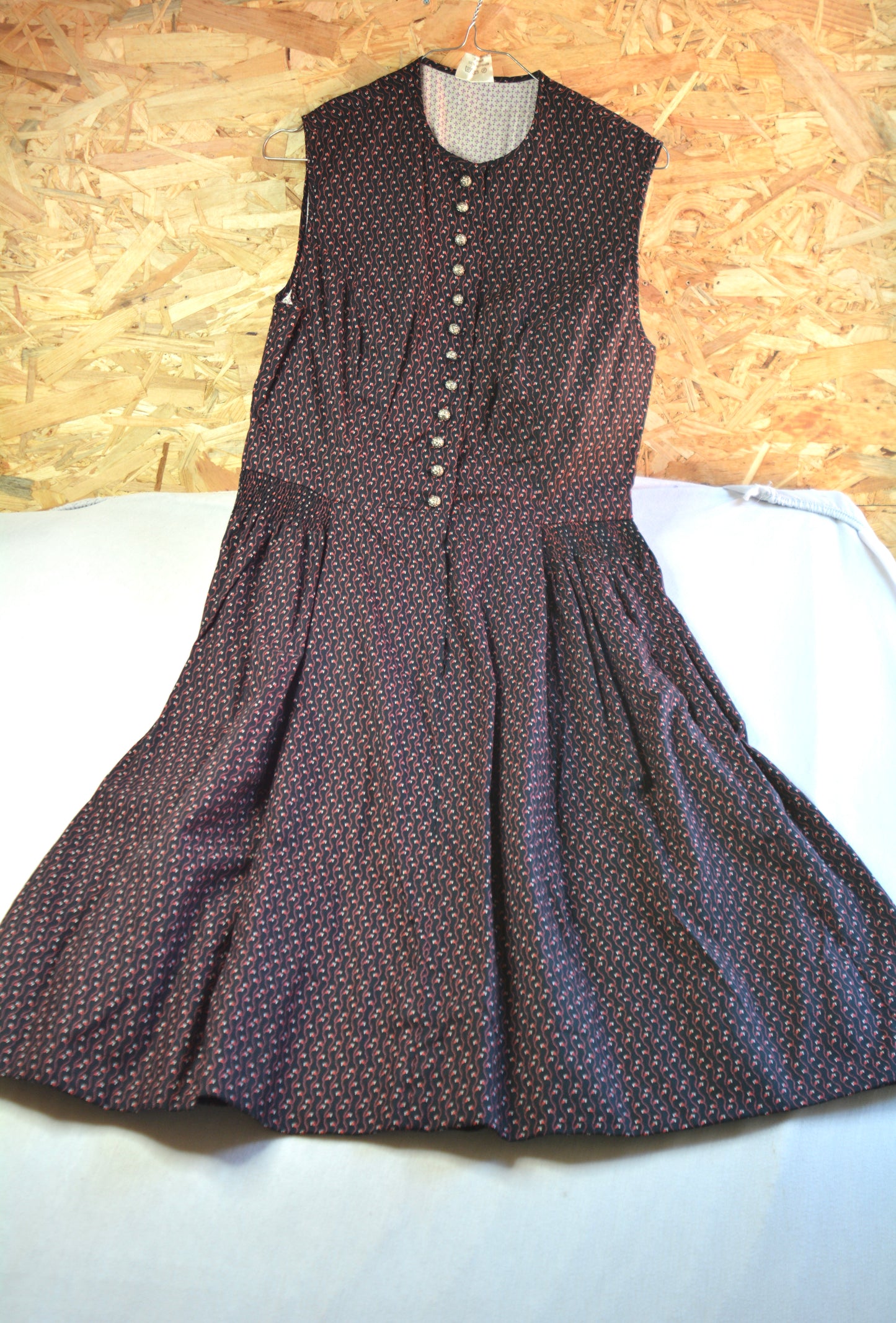 Abito Midi Vintage Folk — Nero Micro-Fantasia Bottoni Argentati