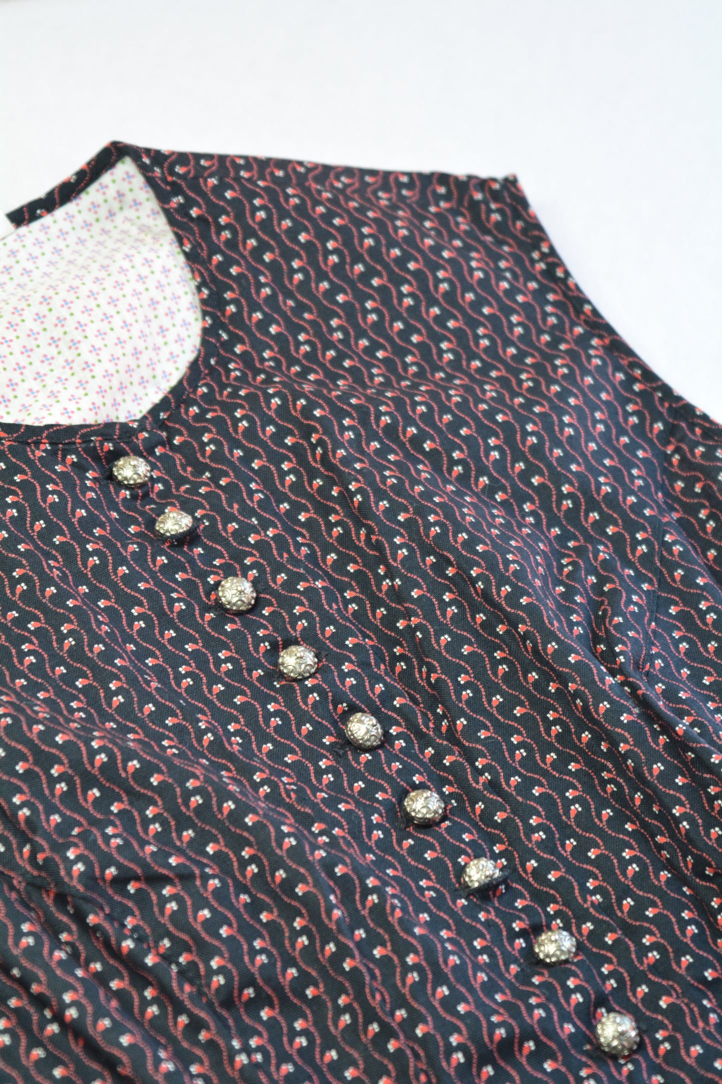 Abito Midi Vintage Folk — Nero Micro-Fantasia Bottoni Argentati