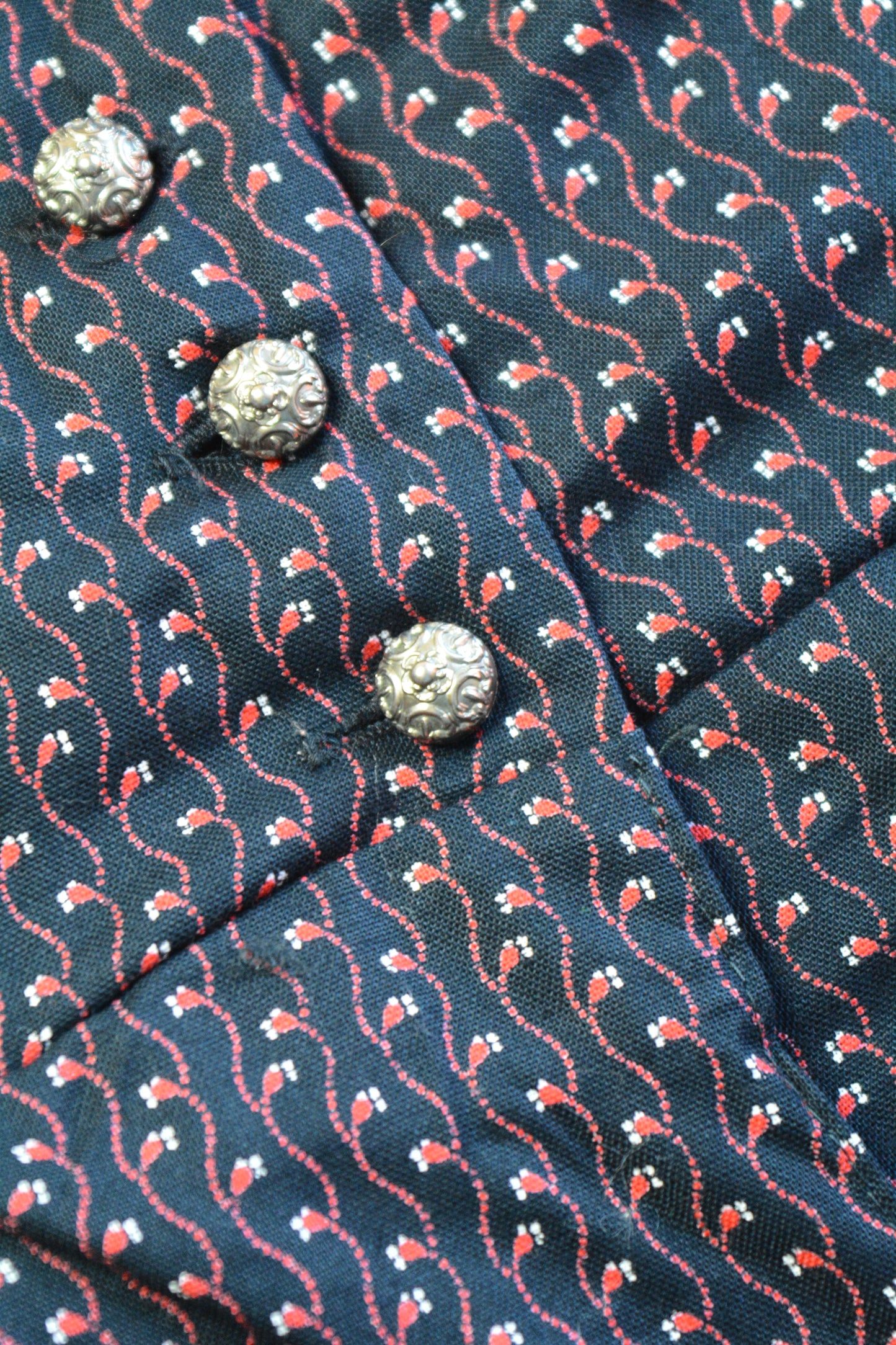 Abito Midi Vintage Folk — Nero Micro-Fantasia Bottoni Argentati