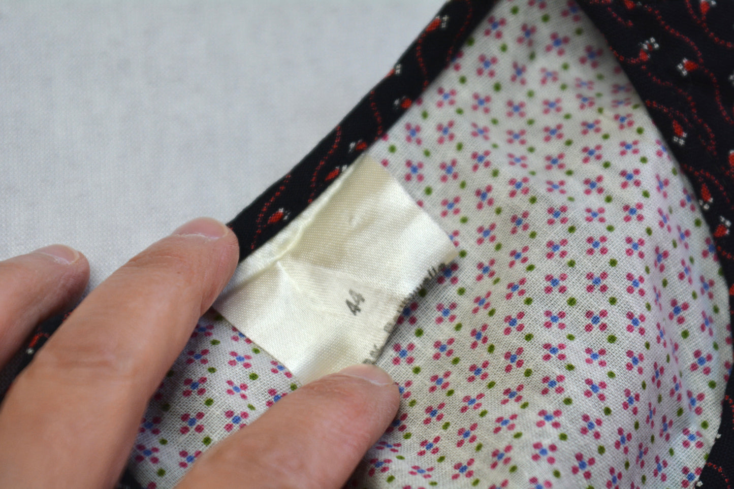 Abito Midi Vintage Folk — Nero Micro-Fantasia Bottoni Argentati