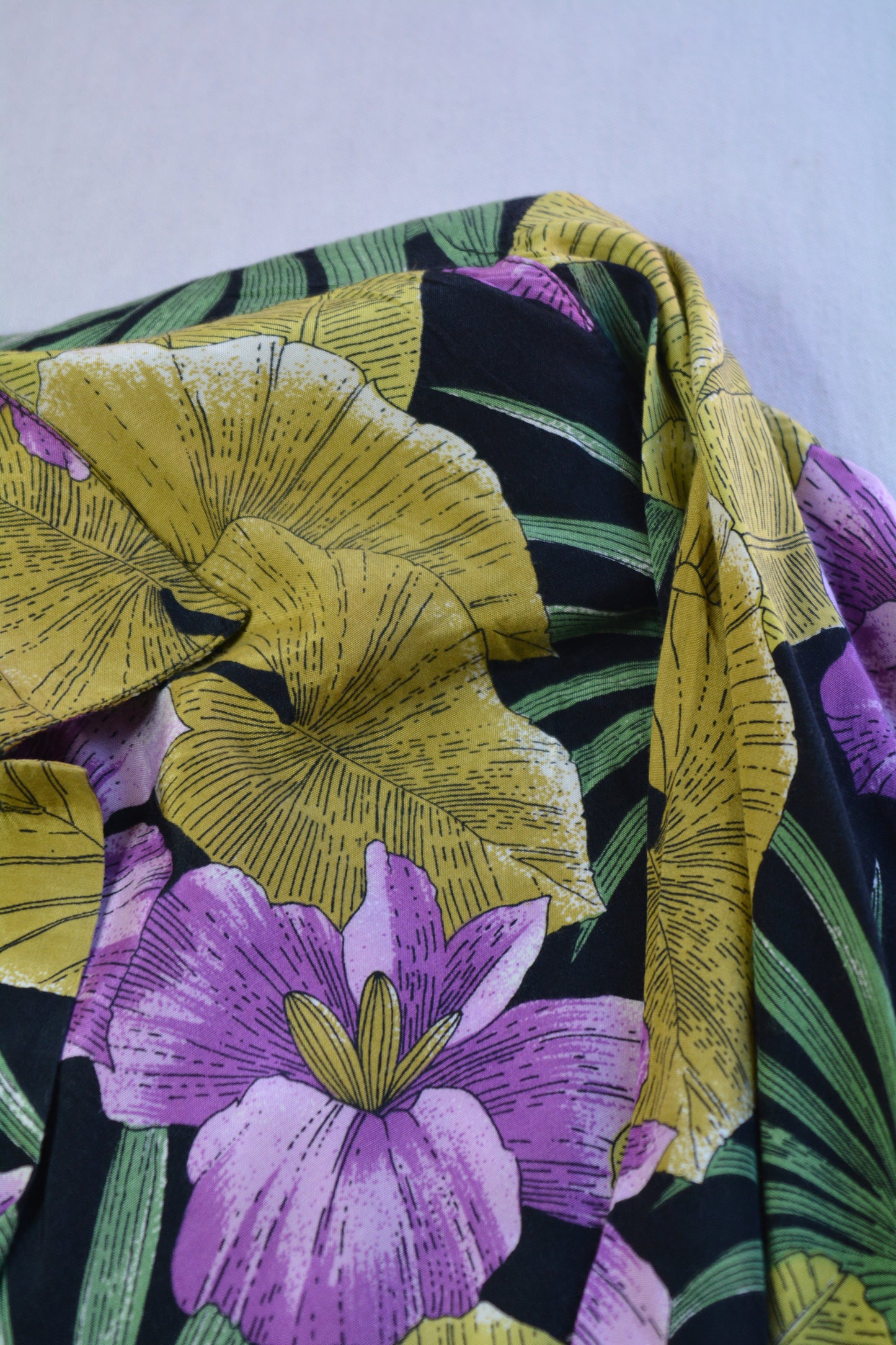 Camicia Tropical Vintage — Nera Fiori Lilla & Foglie Bottoni Dorati Anni '80