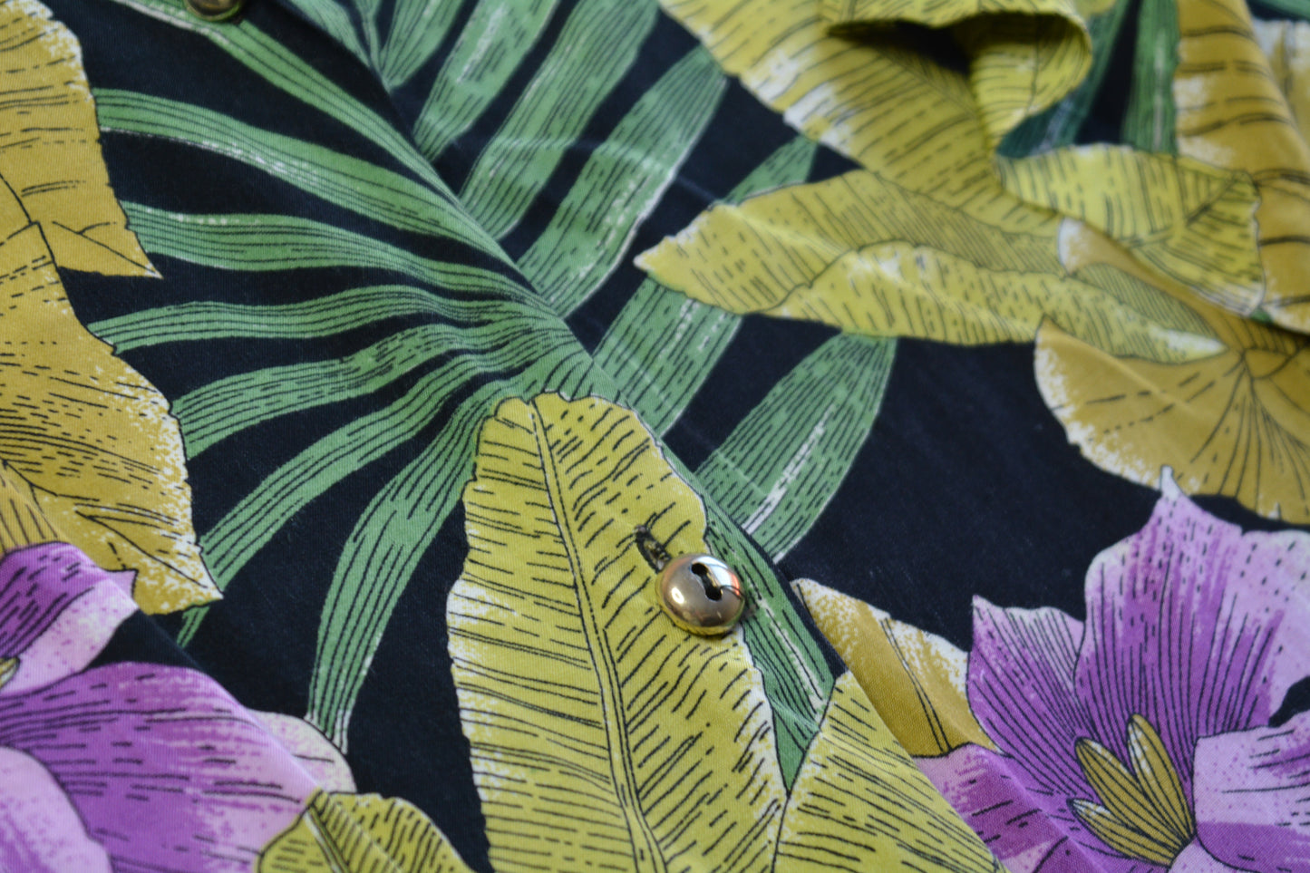 Camicia Tropical Vintage — Nera Fiori Lilla & Foglie Bottoni Dorati Anni '80