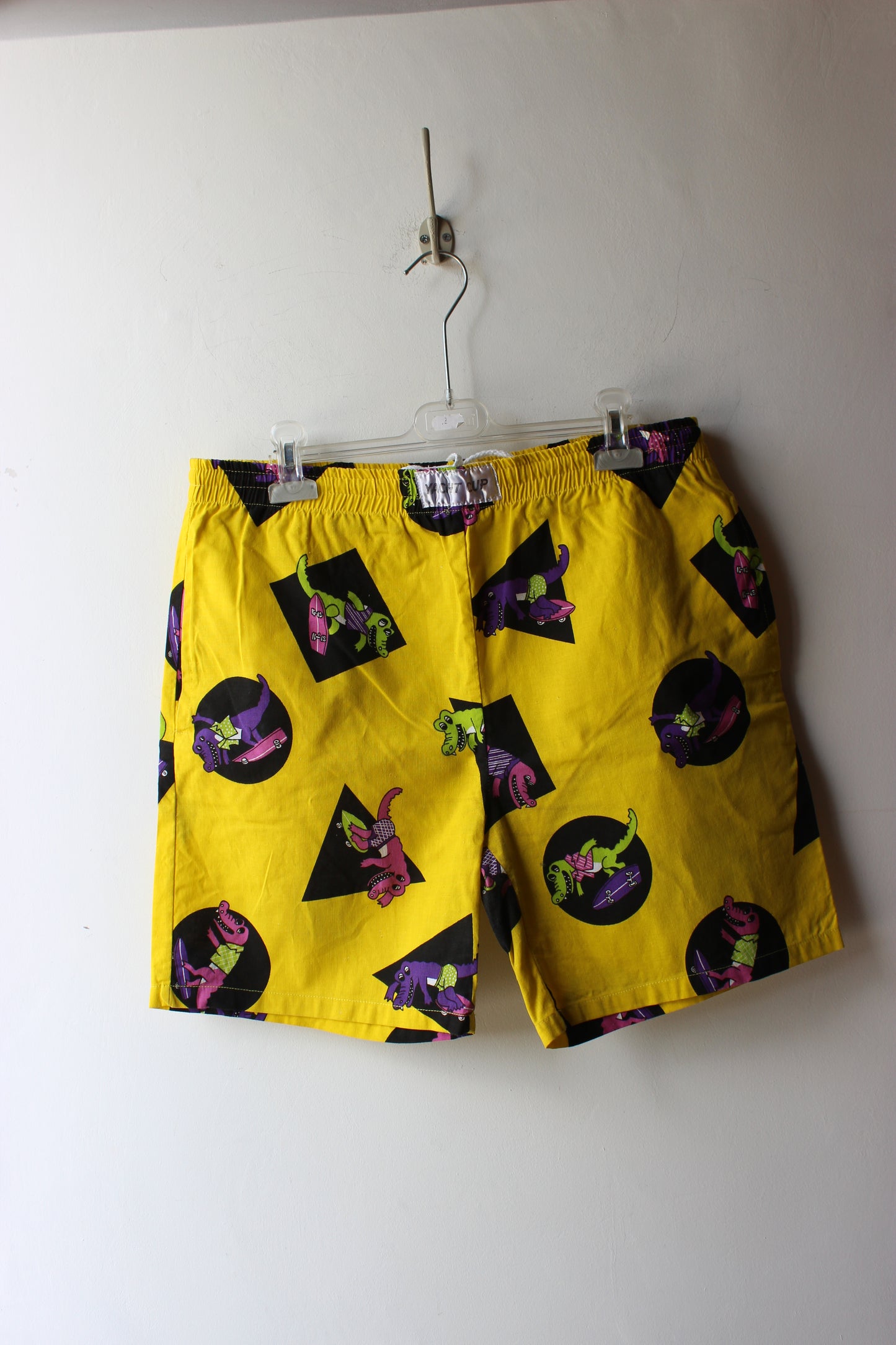 Shorts Vintage Gialli con Stampa Grafica