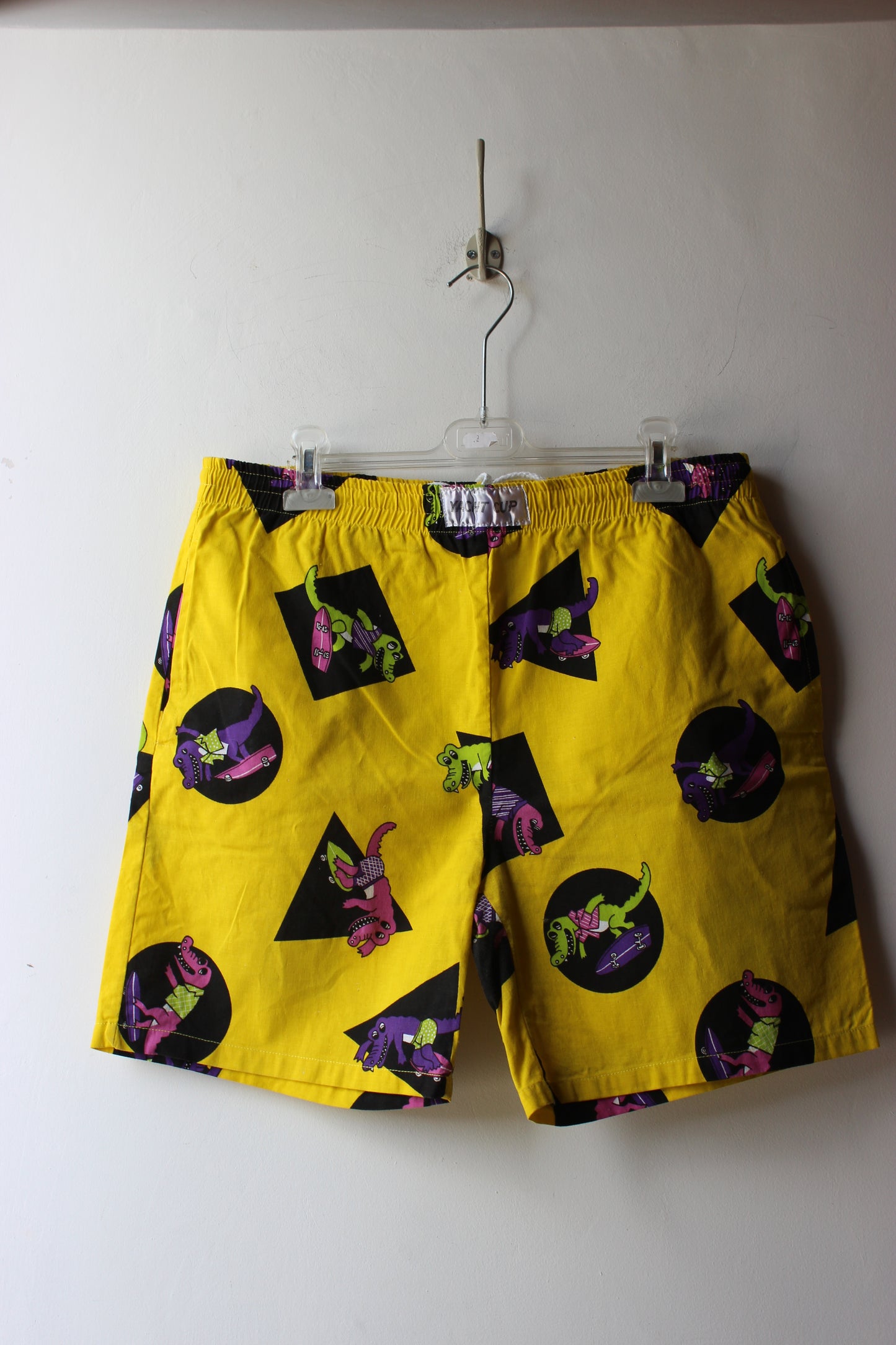 Shorts Vintage Gialli con Stampa Grafica