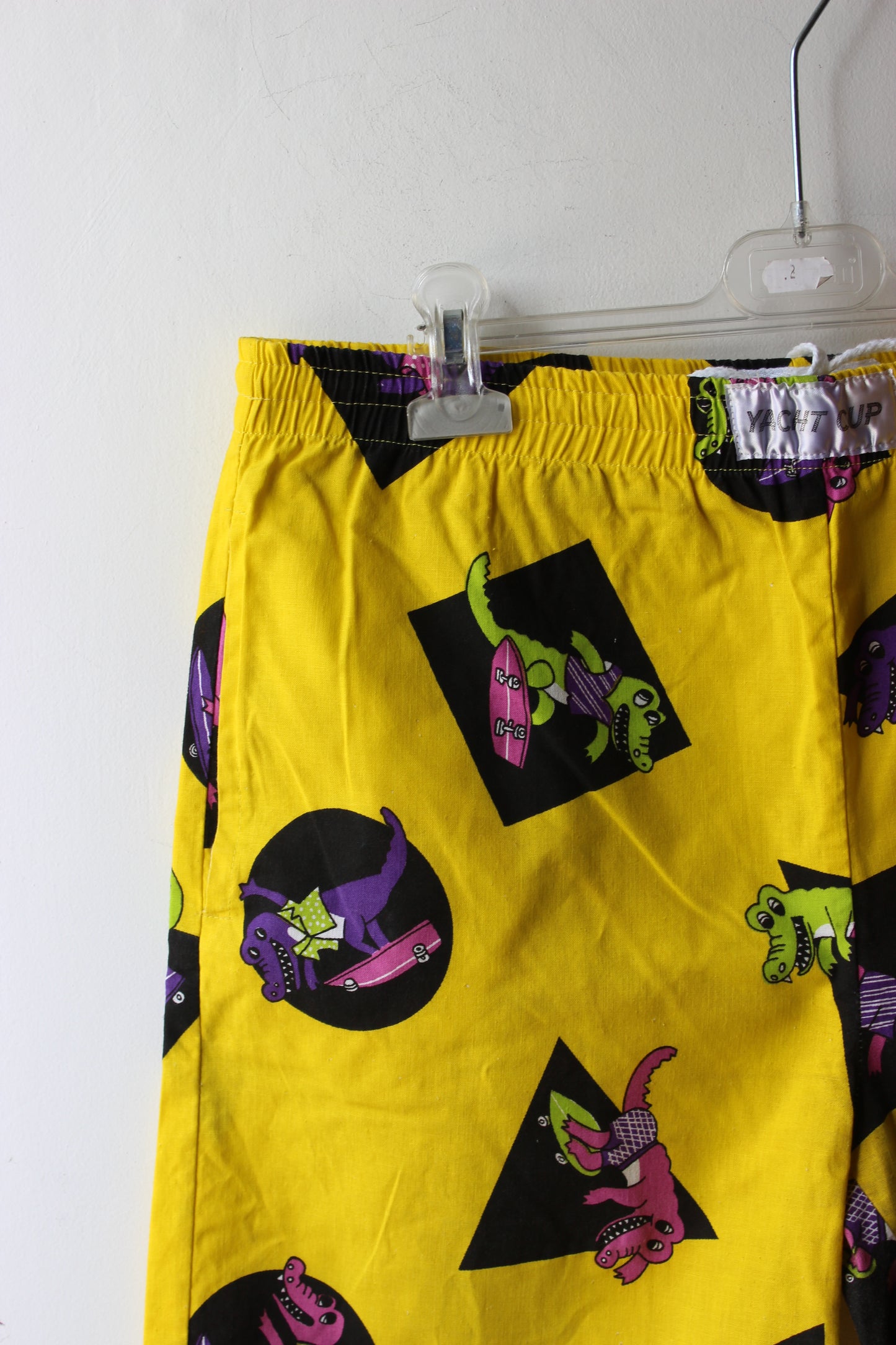 Shorts Vintage Gialli con Stampa Grafica