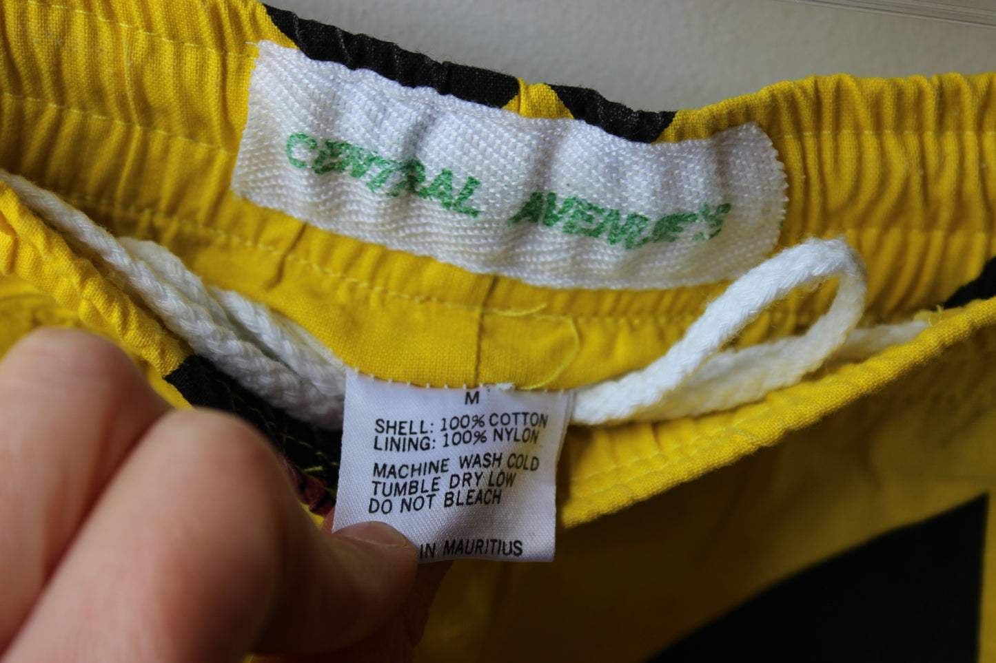 Shorts Vintage Gialli con Stampa Grafica