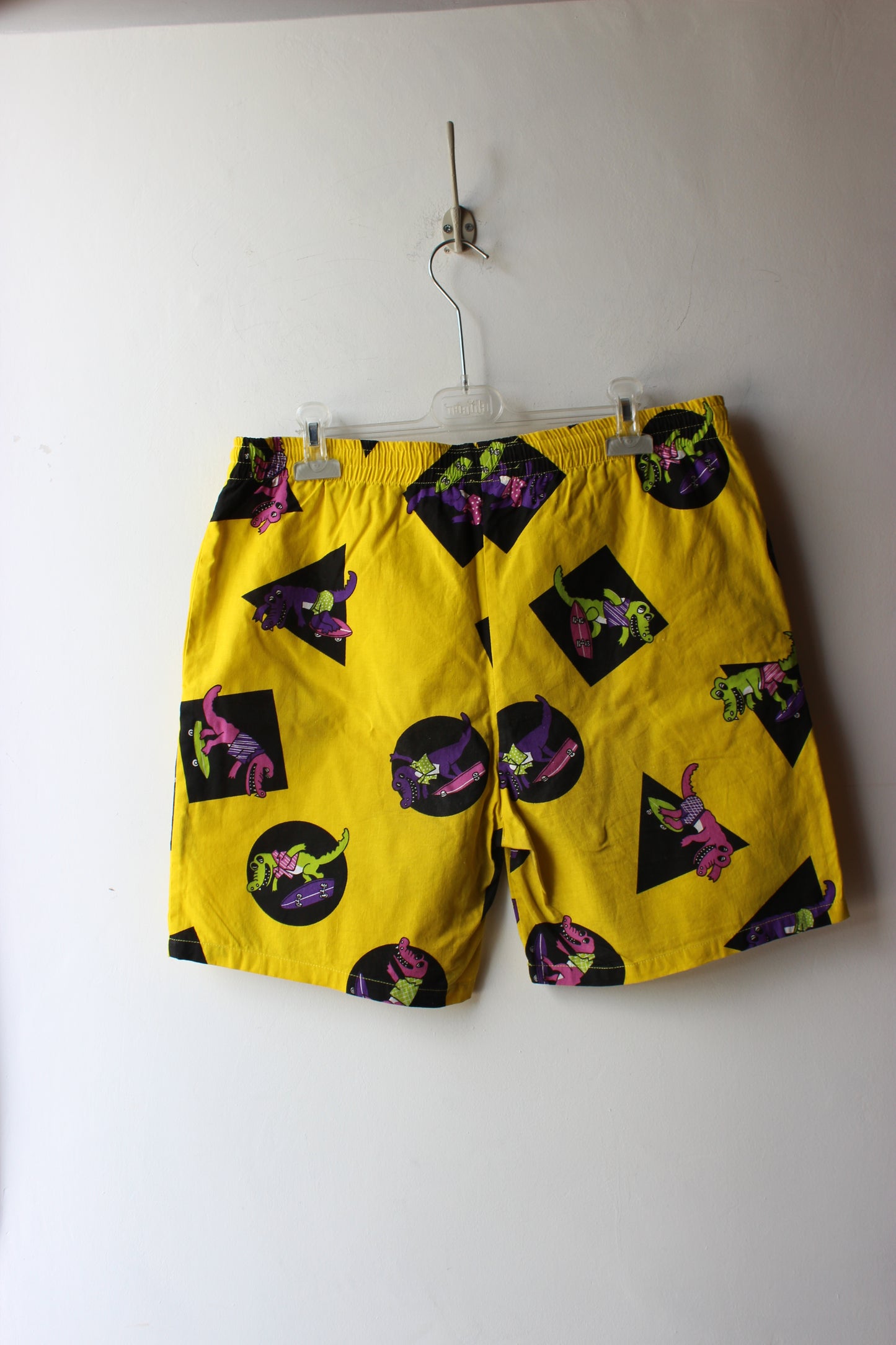 Shorts Vintage Gialli con Stampa Grafica