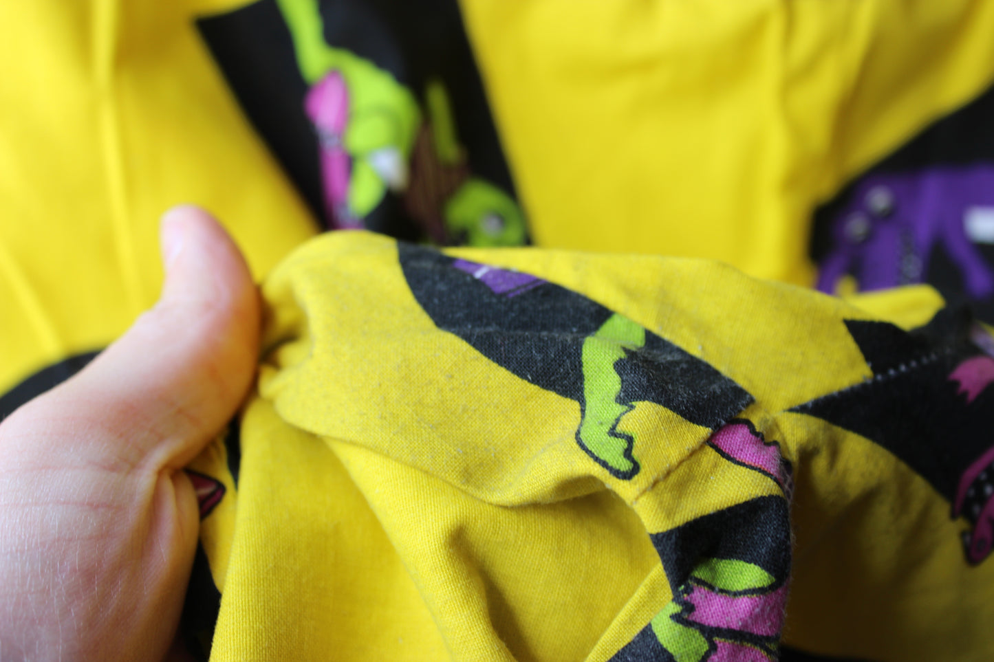 Shorts Vintage Gialli con Stampa Grafica