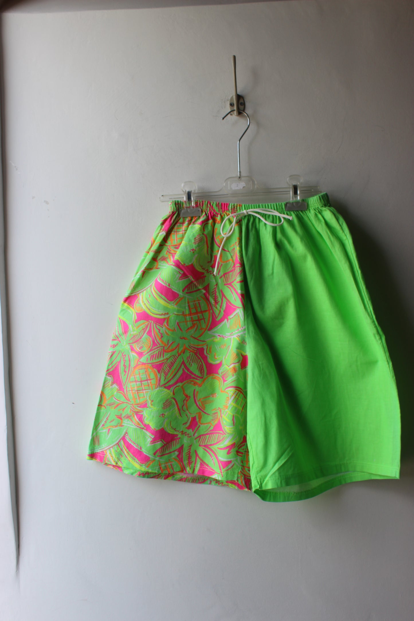 Shorts Vintage Verdi Fluo con Stampa Tropicale