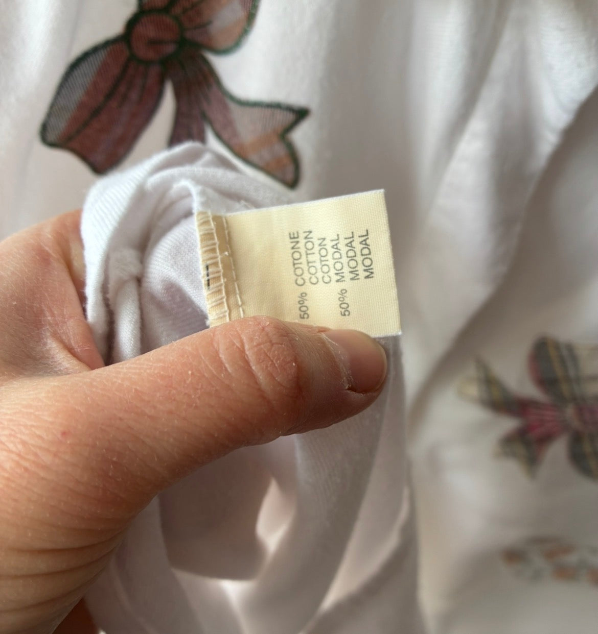 Camicia Bianca Vintage con Applicazioni Patchwork – Fiocchi e Cuori