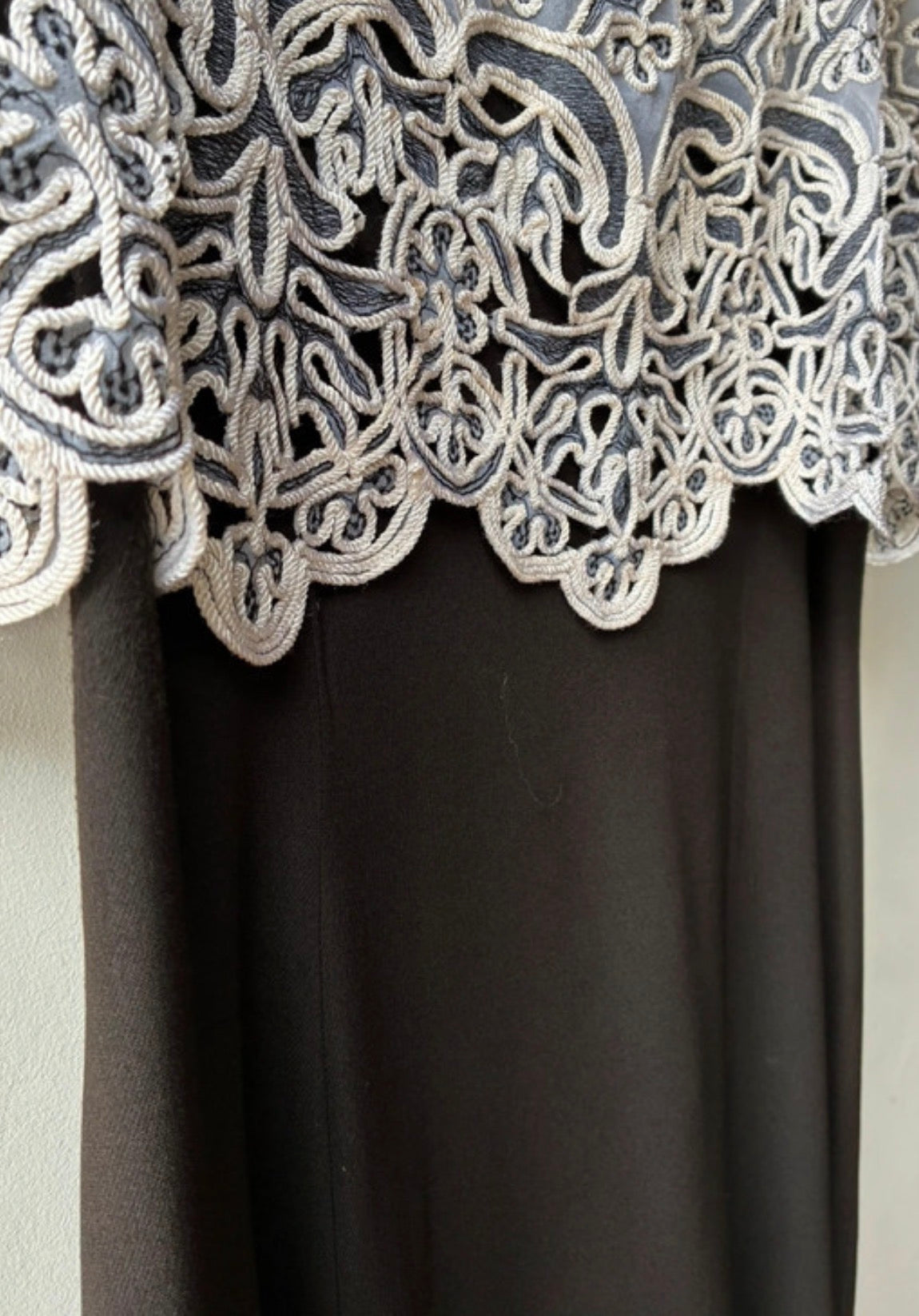Abito Vintage Midi Nero con Pizzo Macramé Bianco
