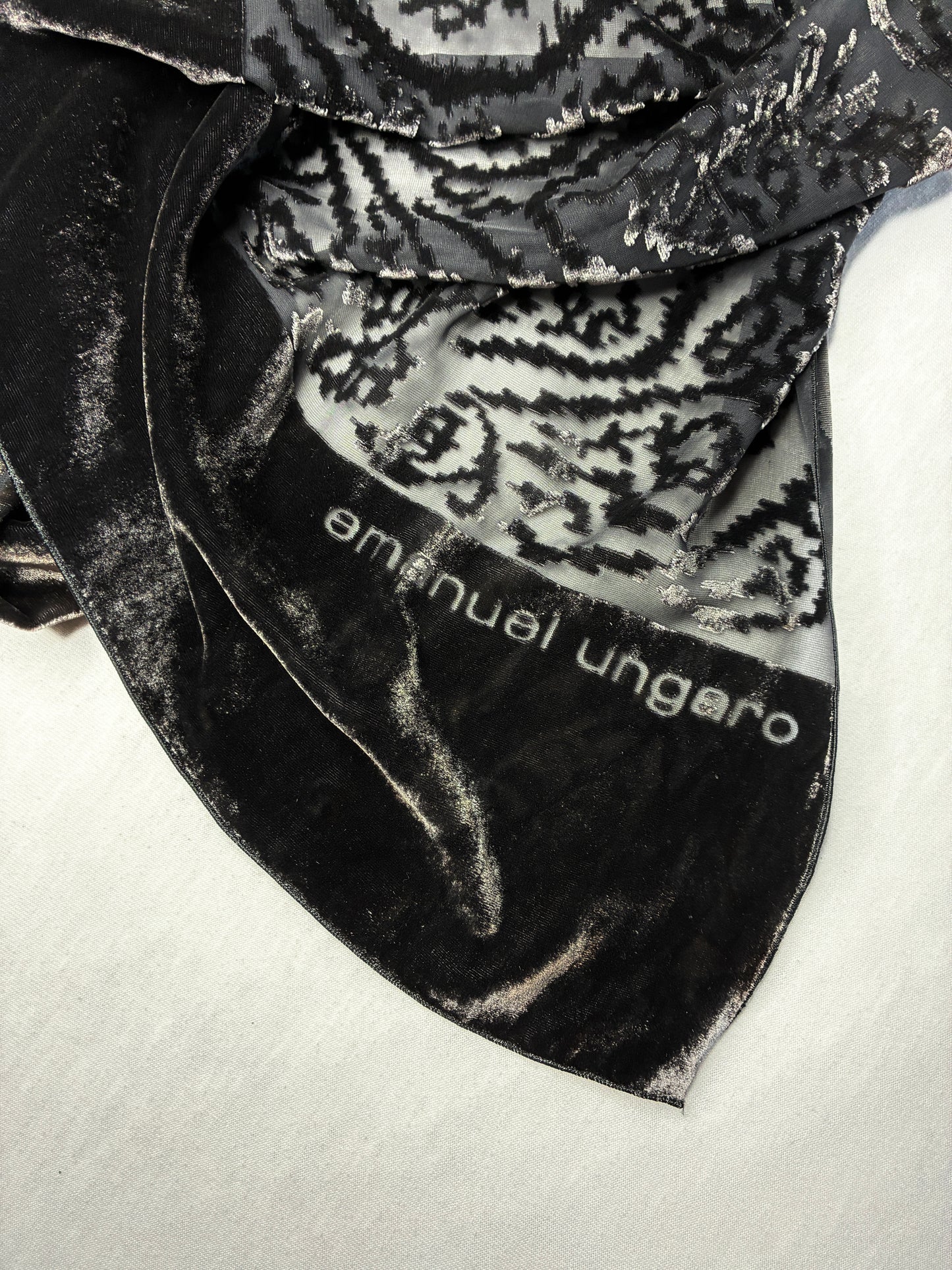 Emanuel Ungaro Sciarpa in Velluto e Seta Nera